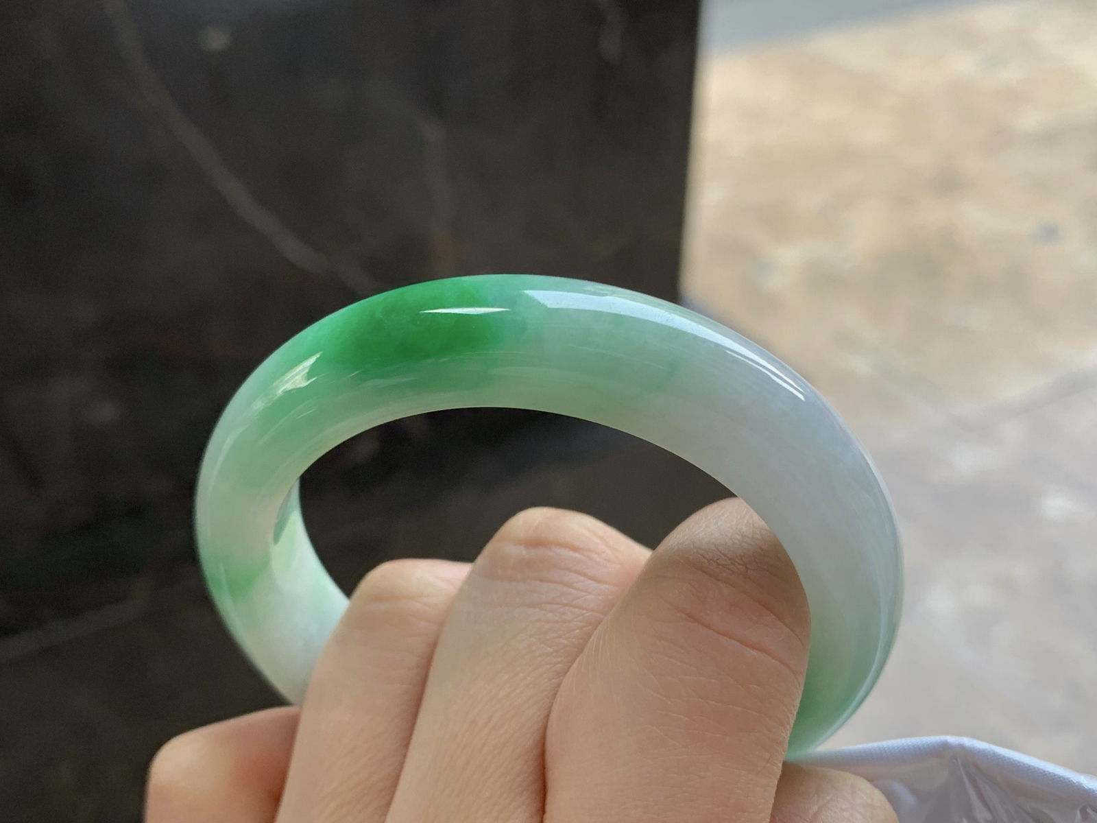 53-12.4-9

带色手镯^_^鲜艳 玉质温润