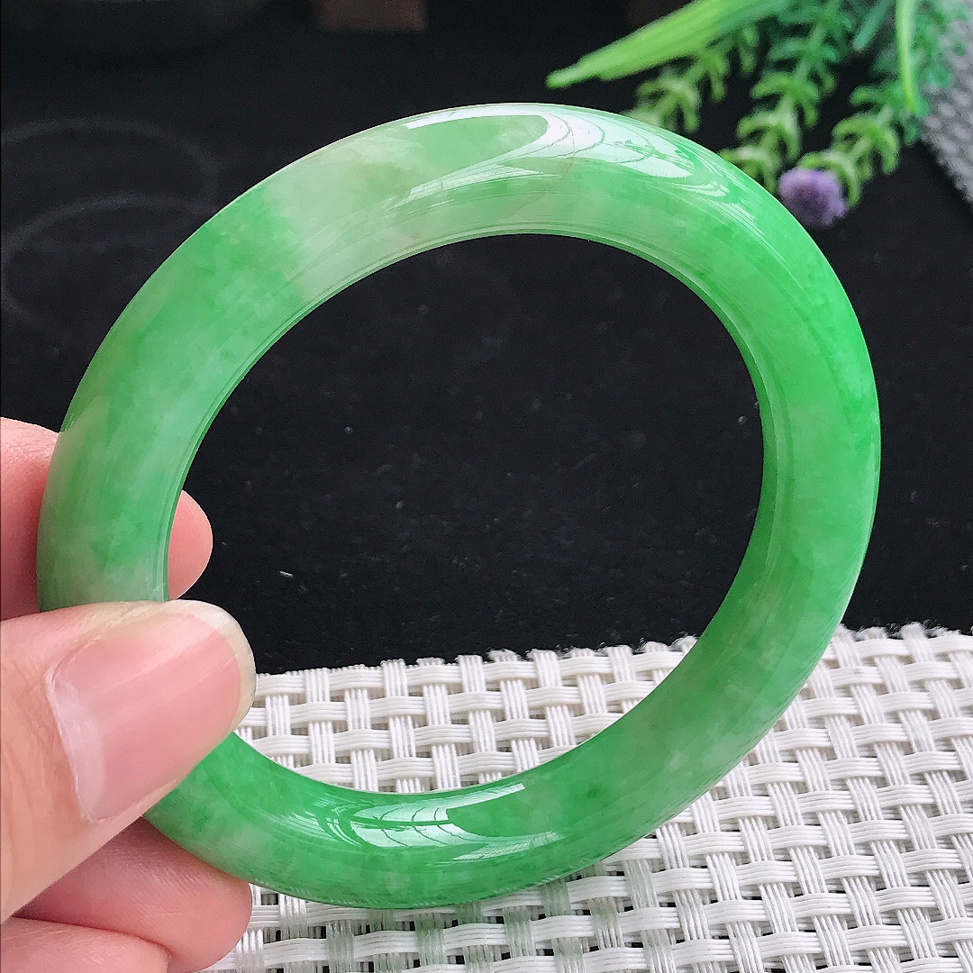 实拍A货翡翠55.5/10.5/10.3老坑精美满绿辣阳绿圆条手镯玉镯平安镯