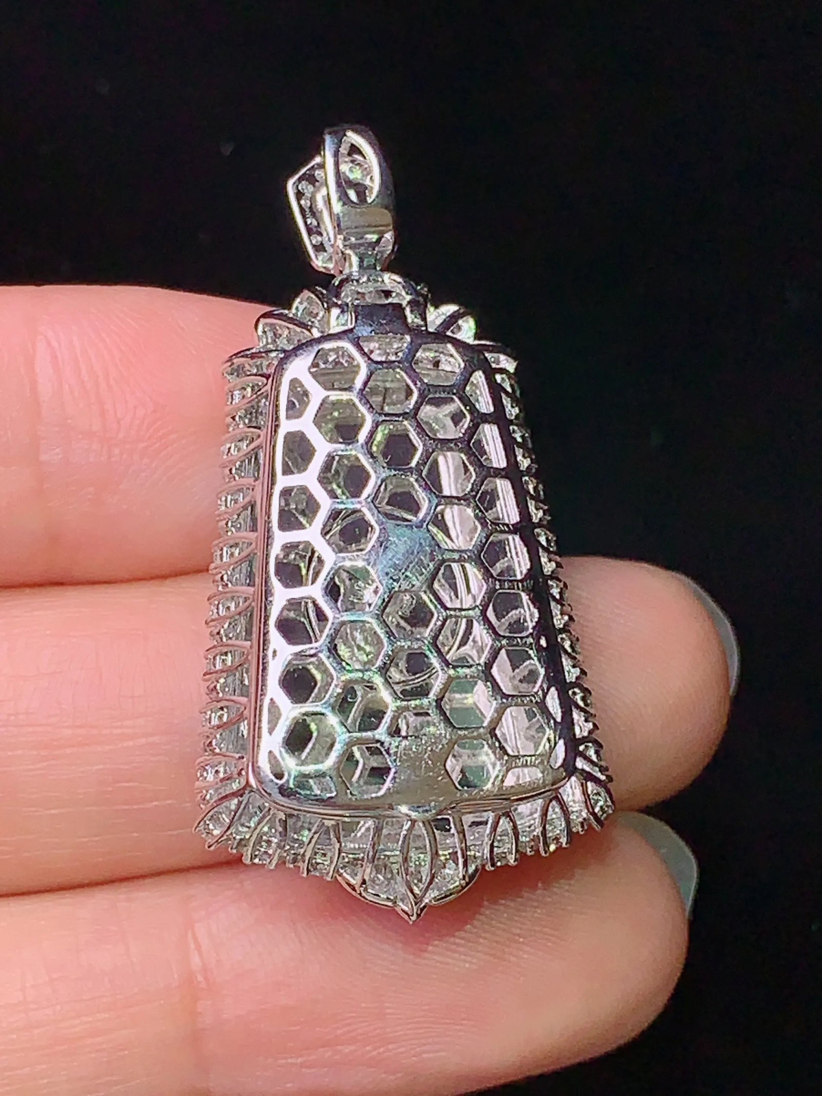 18k金钻镶嵌满绿无事牌吊坠 玉质细腻 色泽艳丽 整体尺寸38.8*19*10.3