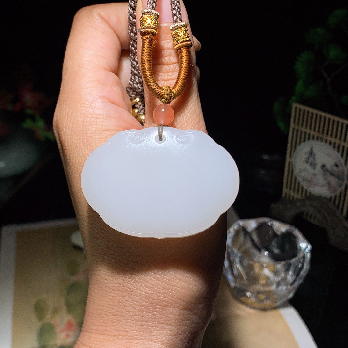 新疆和田玉羊脂白玉平安无事牌挂件 尺寸35/48/12重49克！玉质细腻油润 底色纯净 脂粉好，品质好。lt260420