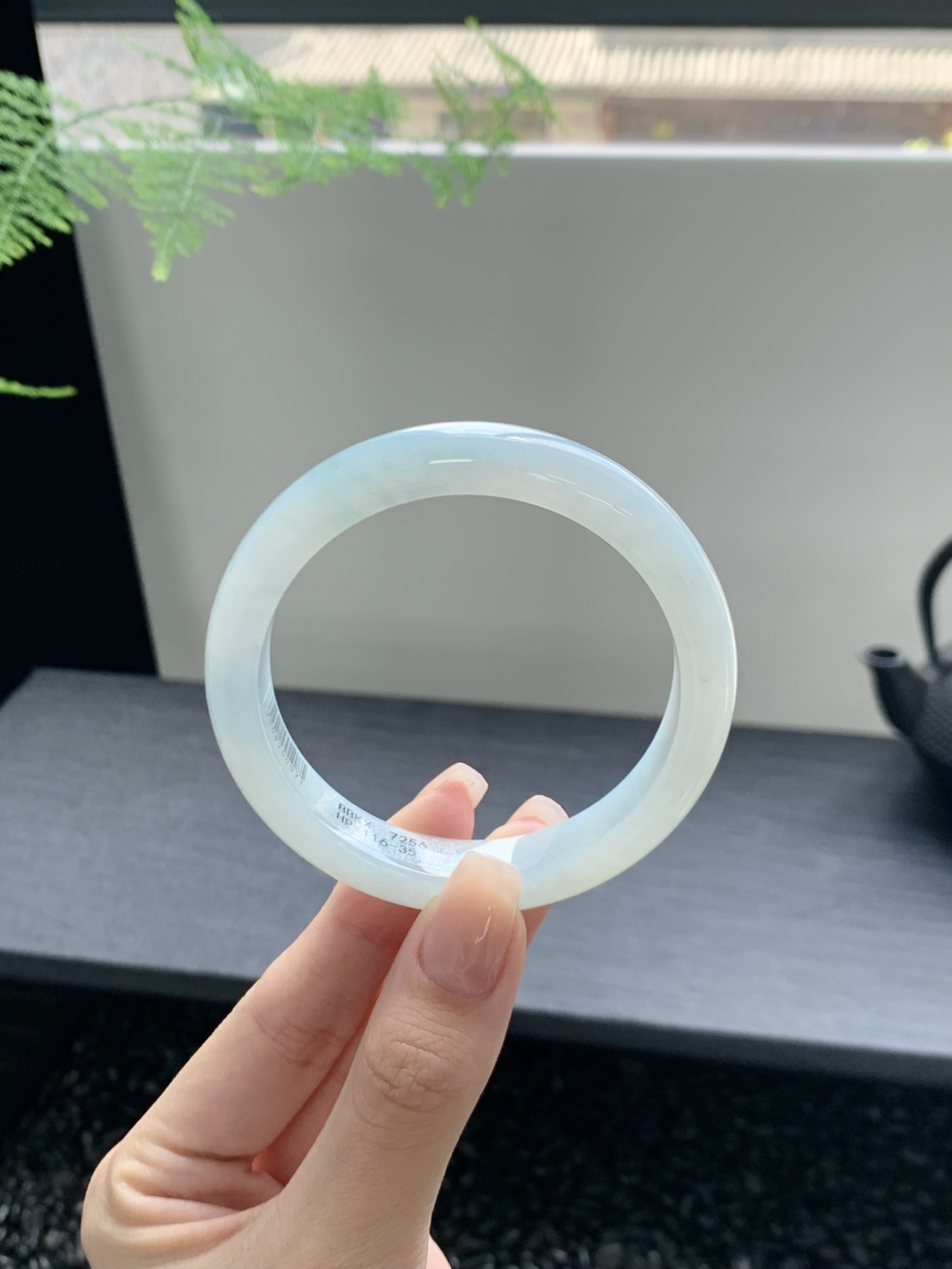 【冰晴蓝手镯】宛如晴朗天空的映照🦋纯净且迷人。其冰润的质地，晴底的温婉，戴在腕间，绽放独特魅力55.