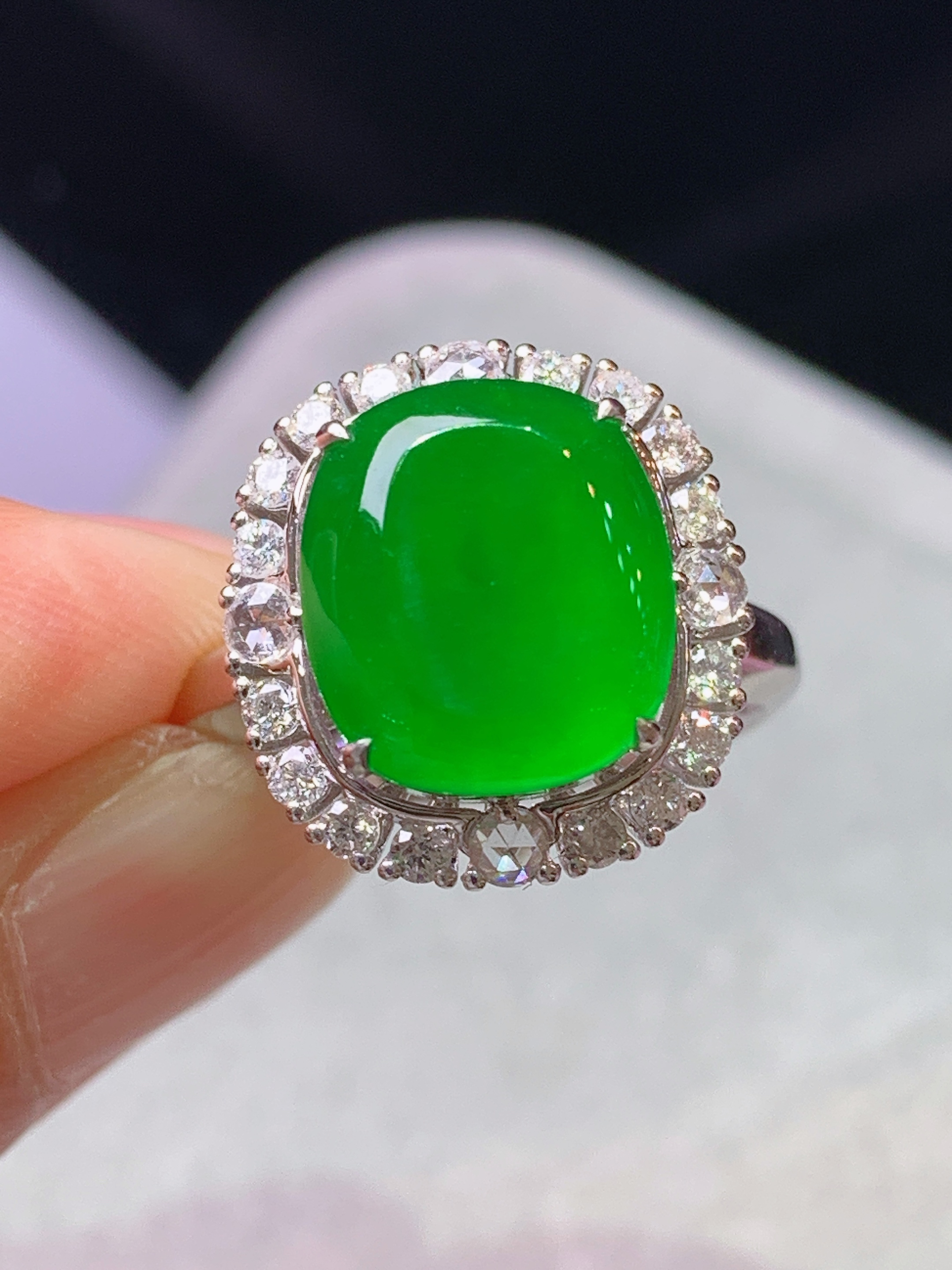 18k金钻镶嵌满绿无事牌戒指 玉质细腻 色泽艳丽清新 水润亮眼 圈口13.5 整体尺寸15.8*14