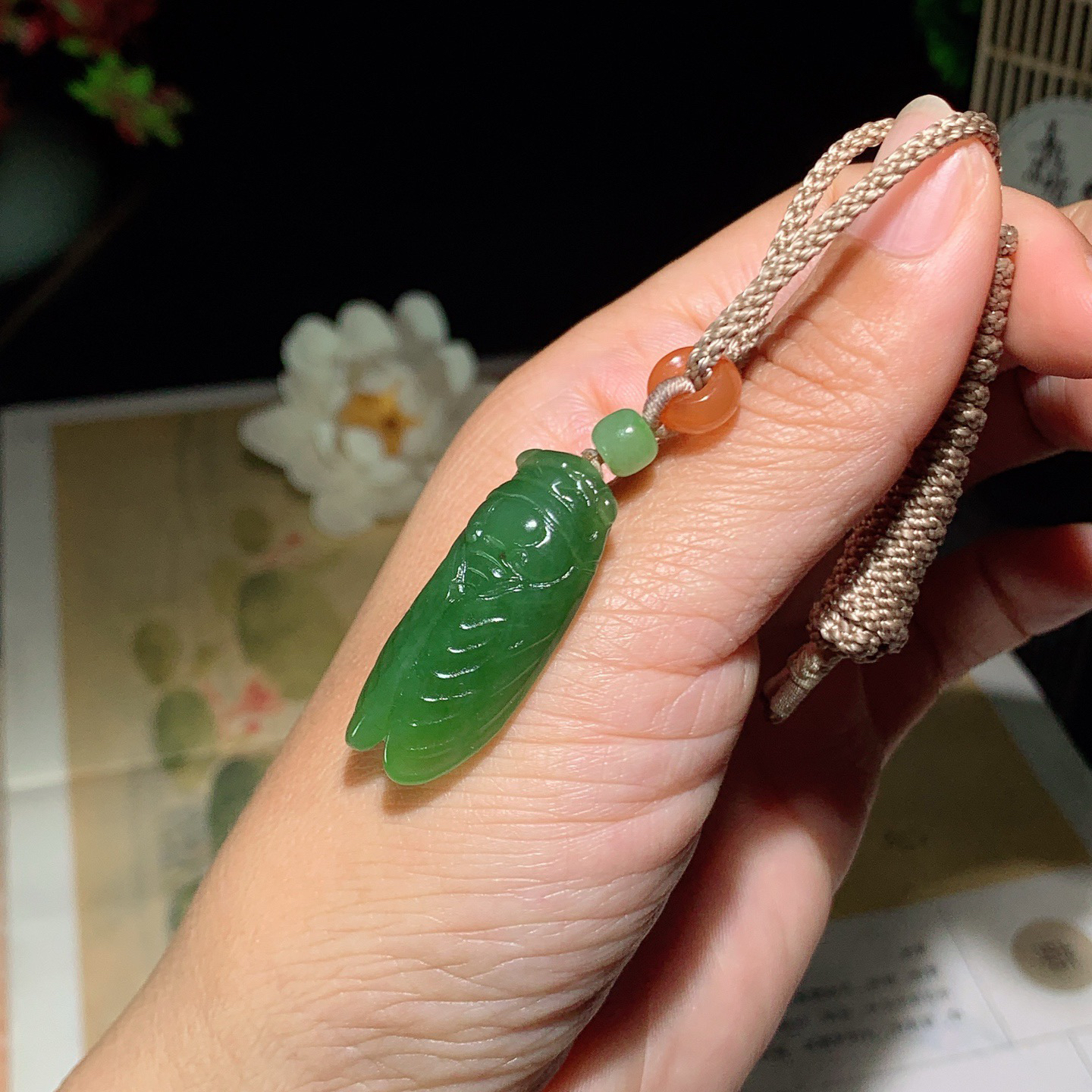 和田玉阳绿俄罗斯碧玉一鸣惊人挂件 尺寸34/14/9重10克，玉质细腻油润 底色纯净 脂粉好，品质好