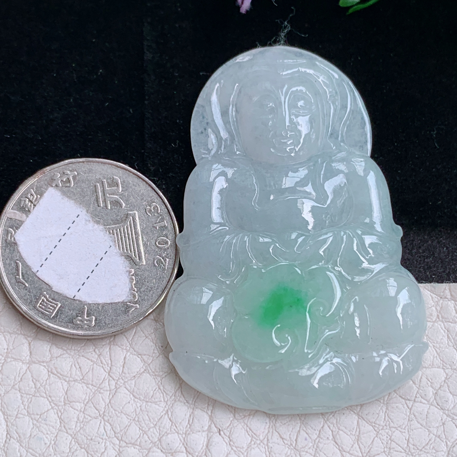 zen实拍 52×35×5.8 缅甸翡翠飘绿正装大观音吊坠，白底青飘绿菩萨