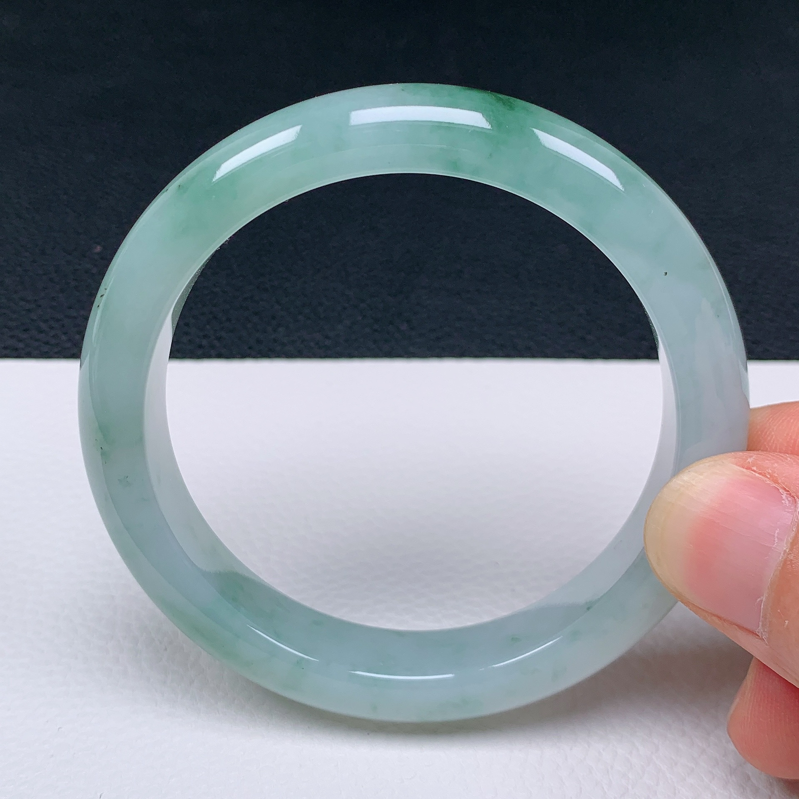 天然翡翠圈口57-58老坑飘绿手镯 玉质细腻 种水好 尺寸：57.9-12-8.5mm  M55