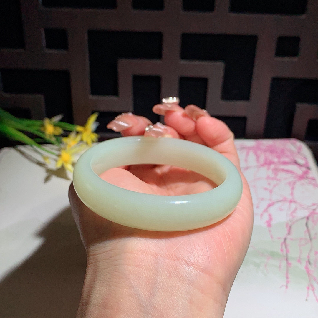 和田玉54.5圈口黄口料宽条手镯！玉质细腻油润 底色纯净 无裂无杂 脂粉好，品质好！