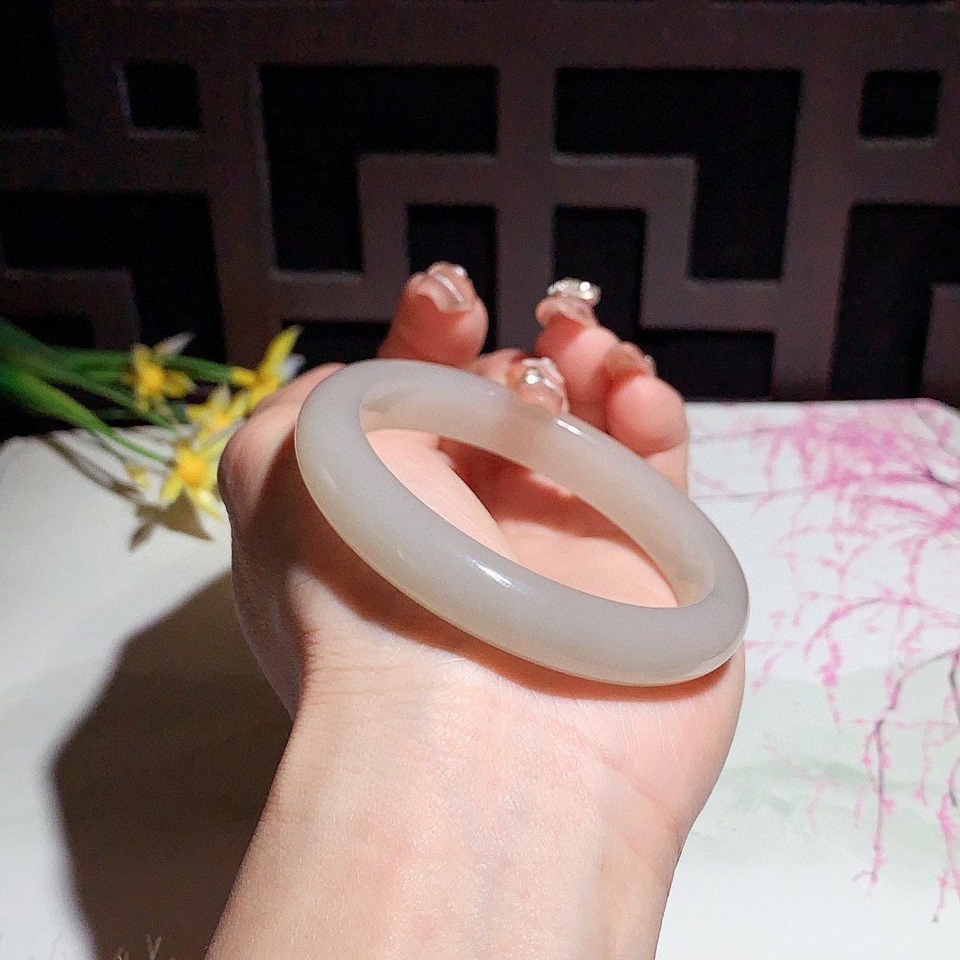 和田玉54圈口藕粉色手镯！玉质细腻油润 底色纯净 无裂无杂 脂粉好，品质好！