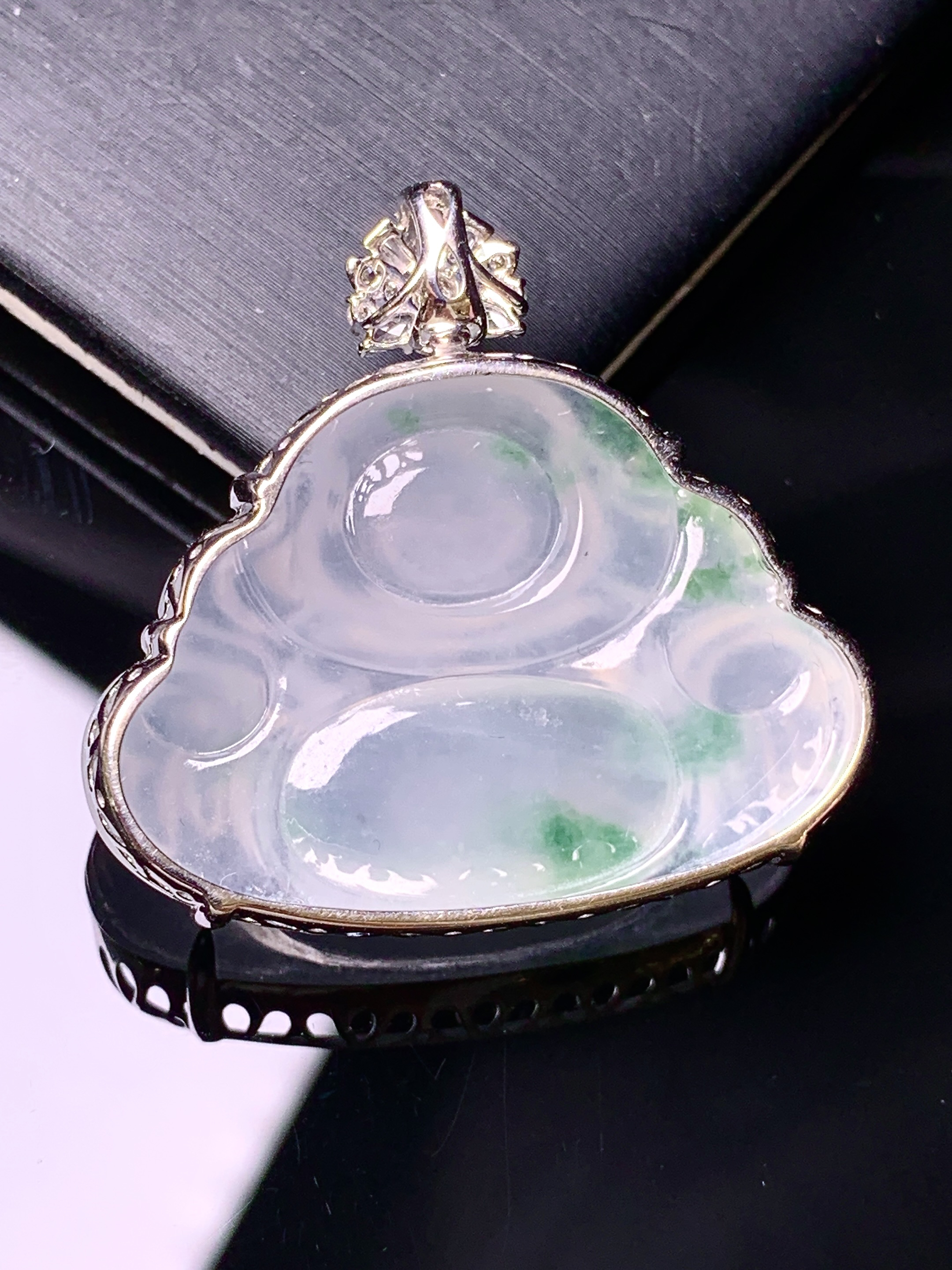 18k金钻镶嵌冰种飘绿佛公吊坠 玉质细腻 色泽艳丽清新 水润亮眼 整体尺寸32.3*34.2*9.8g2