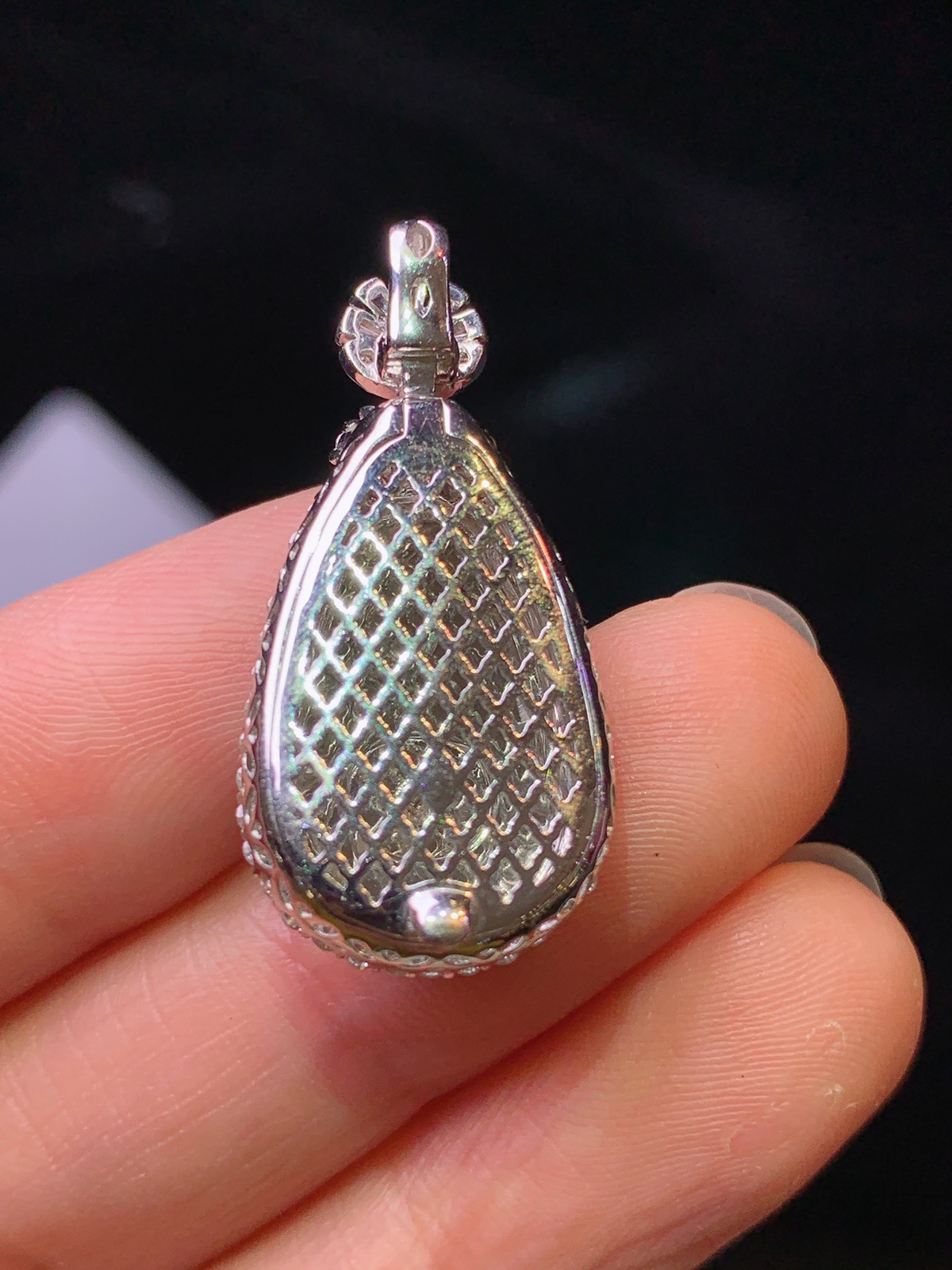 18k金钻镶嵌翠绿如意吊坠 玉质细腻 色泽清新艳丽 整体尺寸30*14.5*8