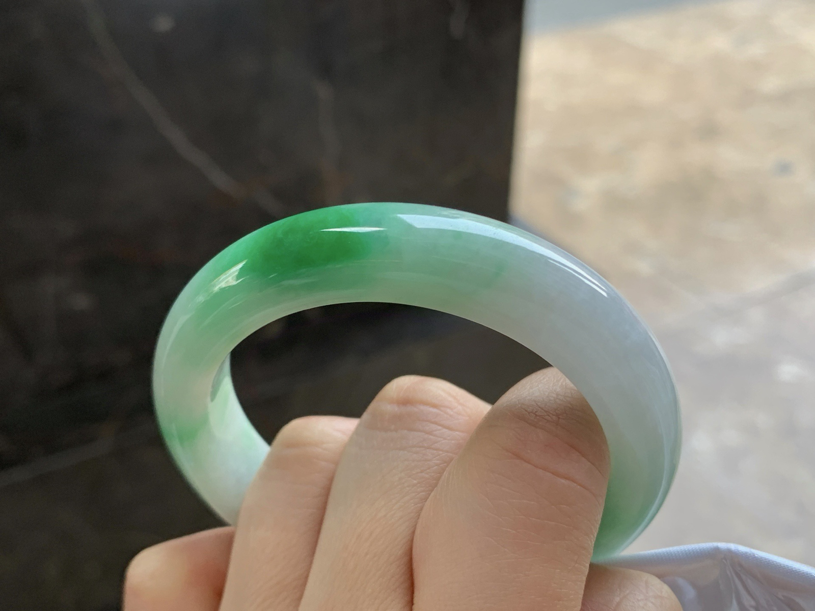 53-12.4-9

带色手镯^_^鲜艳 玉质温润