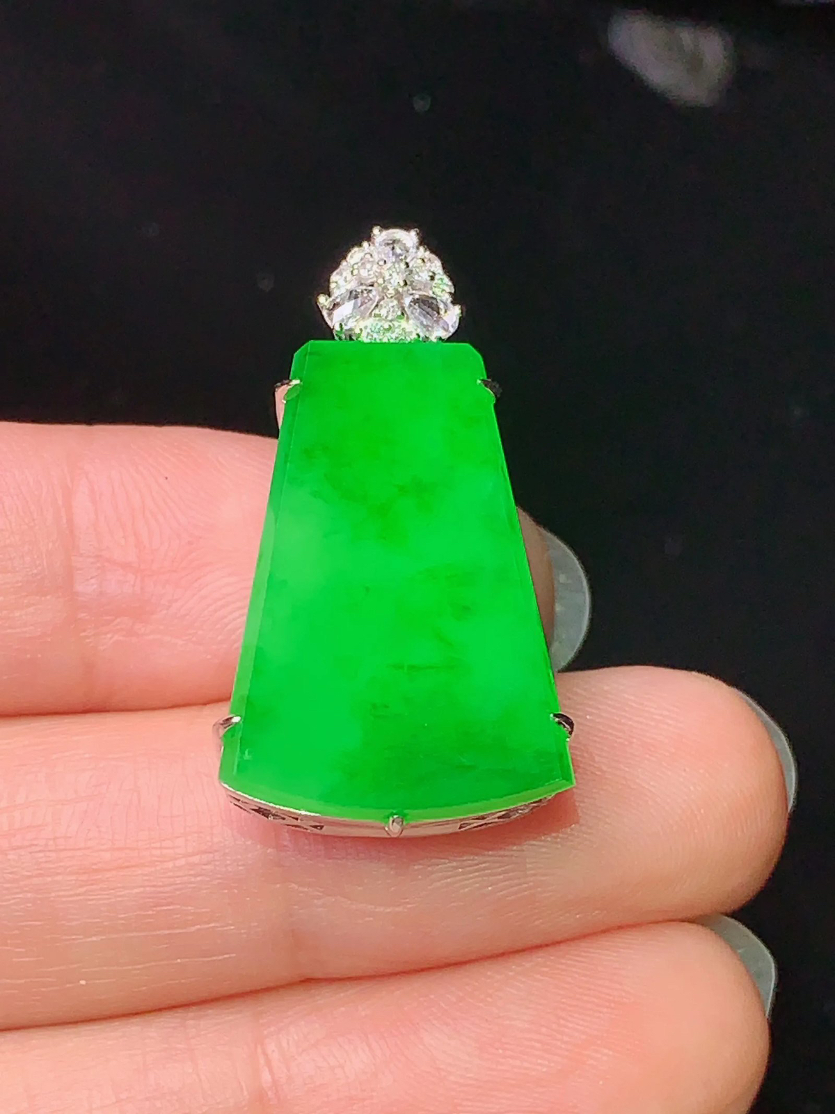 18k金钻镶嵌满绿无事牌吊坠 玉质细腻 色泽艳丽 整体尺寸29.5*15.3*9