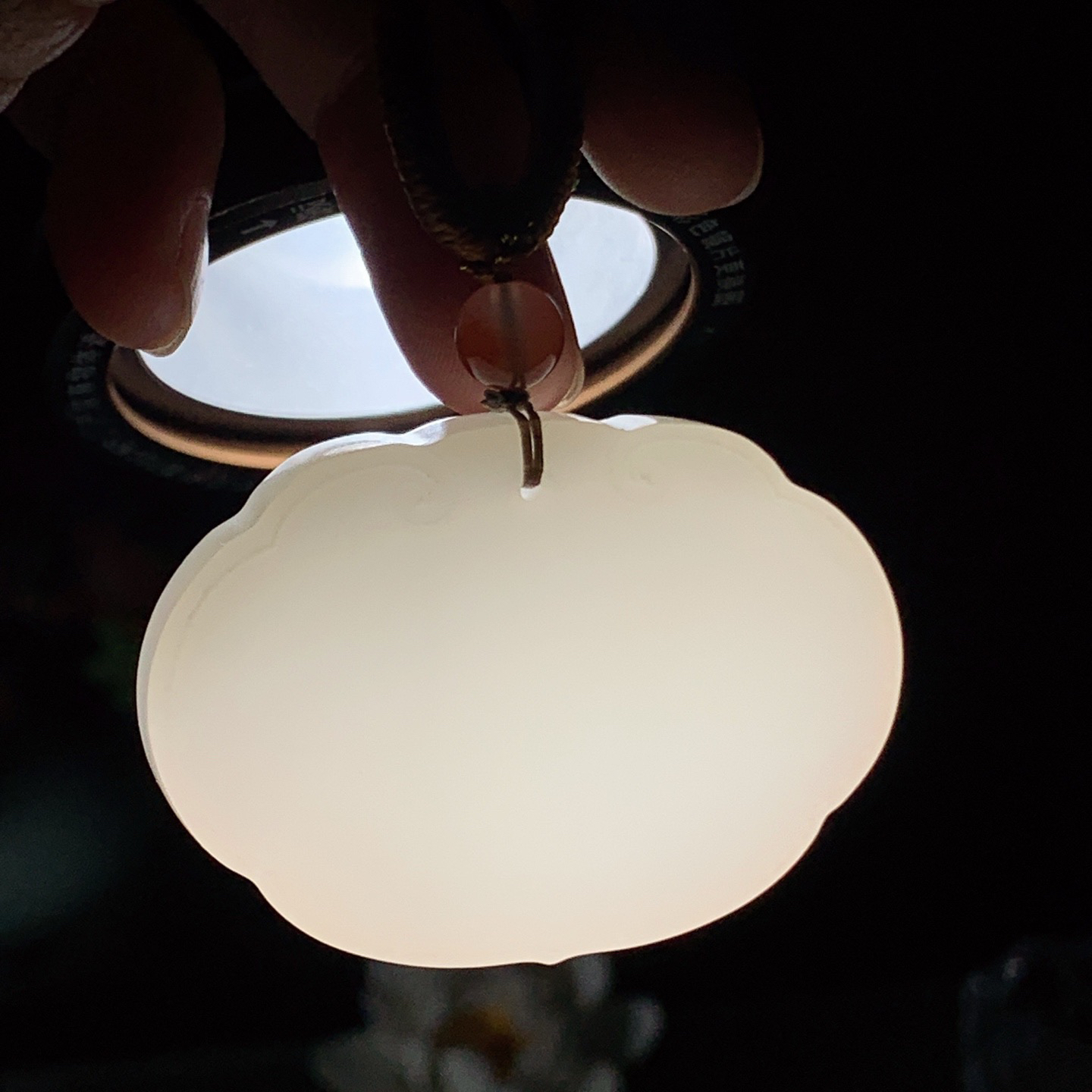 新疆和田玉羊脂白玉平安无事牌挂件 尺寸35/48/12重49克！玉质细腻油润 底色纯净 脂粉好，品质好。lt260420