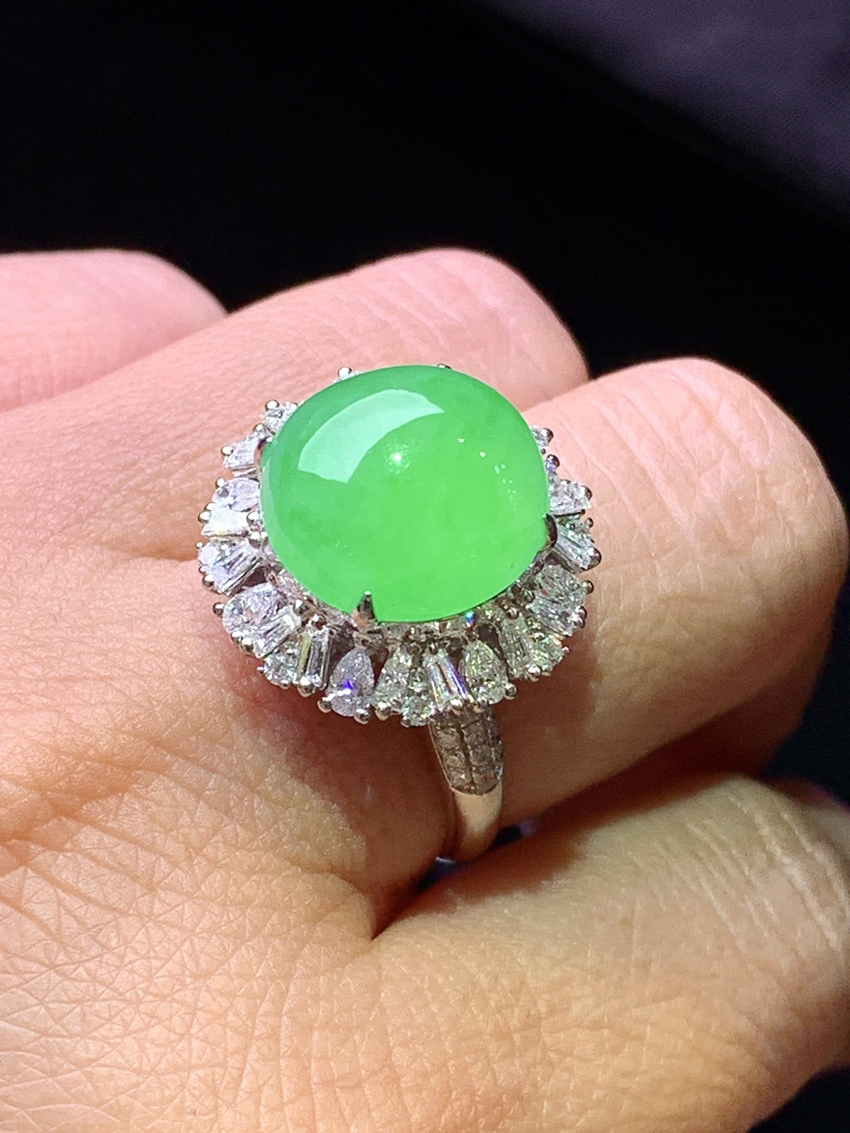 18k金钻镶嵌翠绿蛋面戒指 玉质细腻 色泽艳丽清新 圈口14 整体尺寸19.2*15