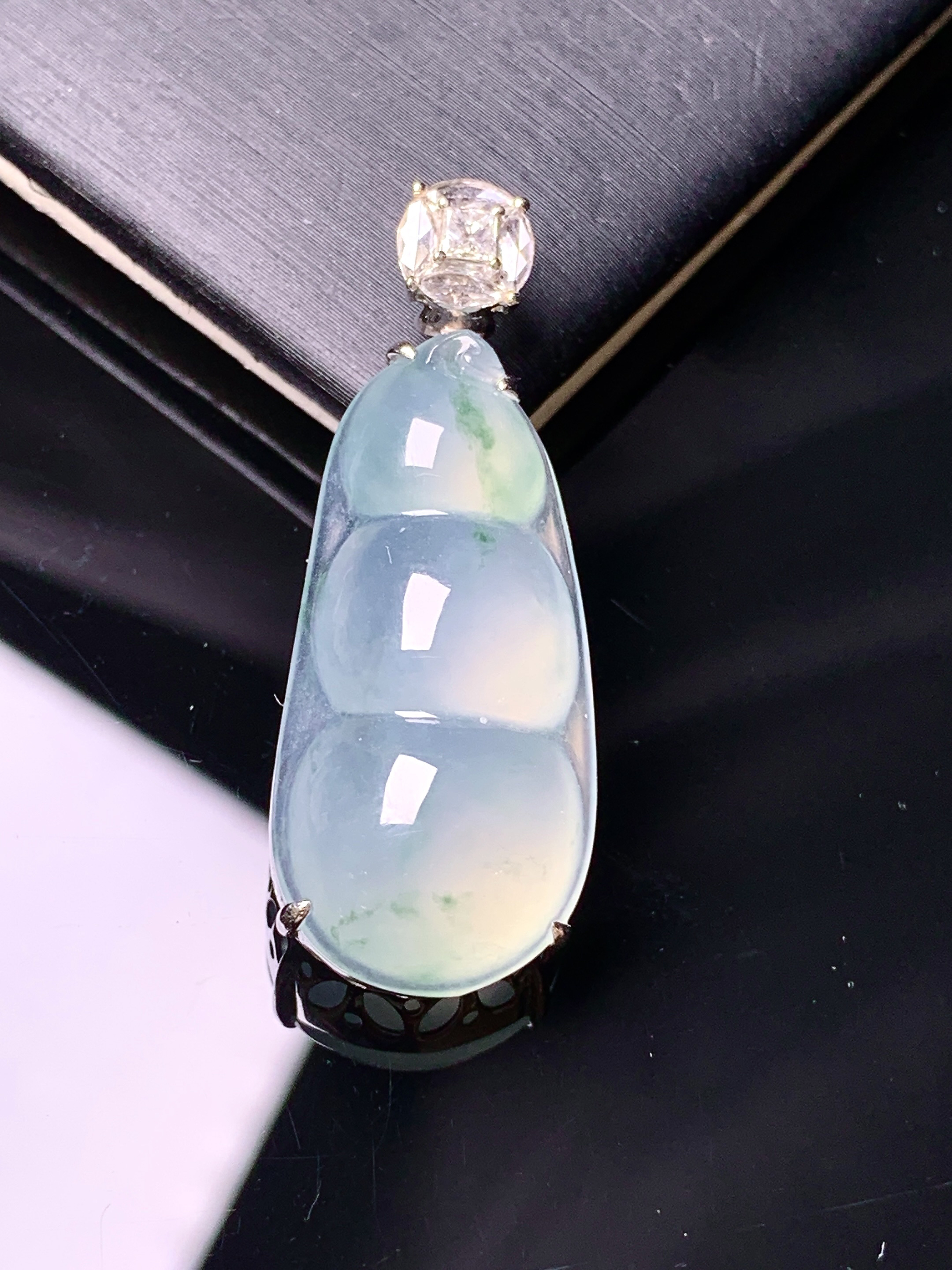 18k金钻镶嵌冰种飘绿四季豆吊坠 玉质细腻 色泽艳丽清新 水润亮眼 整体尺寸35.8*13.6*9.5g2