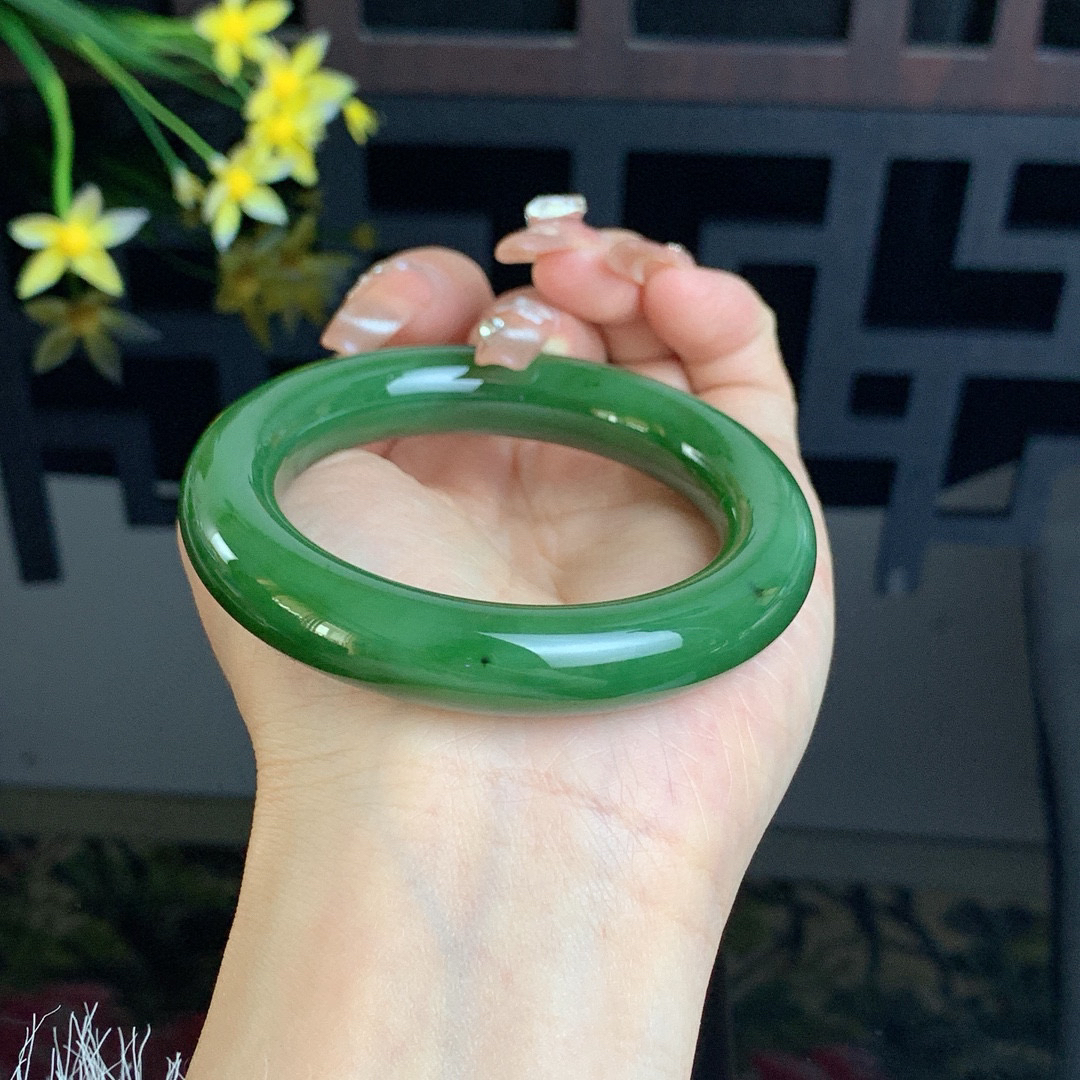 ￼ 和田玉53圈菠菜绿肥圆条碧玉手镯！玉质细腻油润 底色纯净 无裂无棉 脂粉好，品质高。