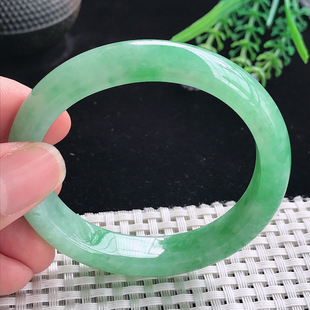 实拍A货翡翠53.5/48.8/12/8.1老坑精美满绿贵妃手镯宽边玉镯平安镯