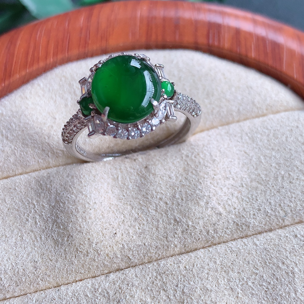 冰满绿精美翡翠蛋面戒指  玉质细腻  冰清玉润  飘花灵动  颜色漂亮 502.422
内径尺寸：12.4-6.7mm  裸石尺寸：9.5-8.6