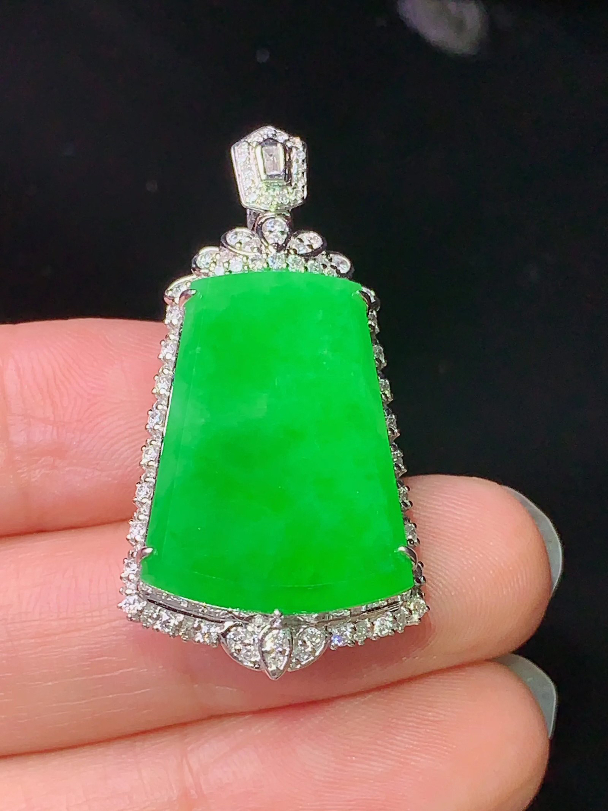 18k金钻镶嵌满绿无事牌吊坠 玉质细腻 色泽艳丽 整体尺寸38.8*19*10.3