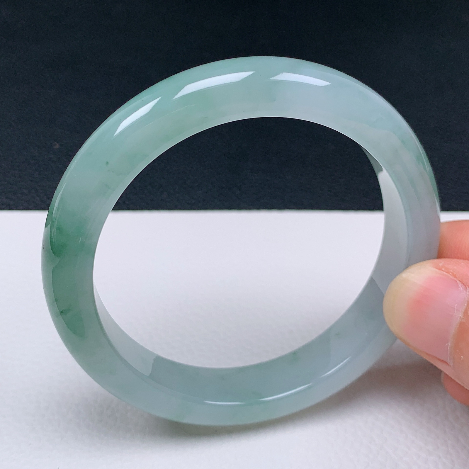 天然翡翠圈口57-58老坑飘绿手镯 玉质细腻 种水好 尺寸：57.9-12-8.5mm  M55