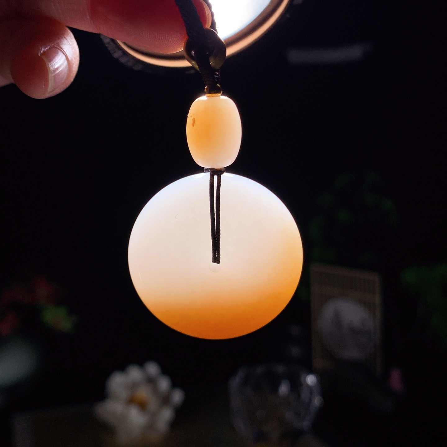 新疆和田玉且末糖平安扣挂件 尺寸33/13重33克！玉质细腻油润 底色纯净 脂粉好，品质好。lt260420