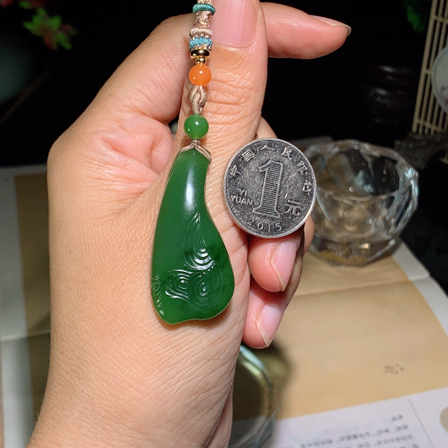和田玉阳绿俄罗斯碧玉随形挂件 尺寸43/19/7重11.5克，玉质细腻油润 底色纯净 脂粉好，品质好！lt260420