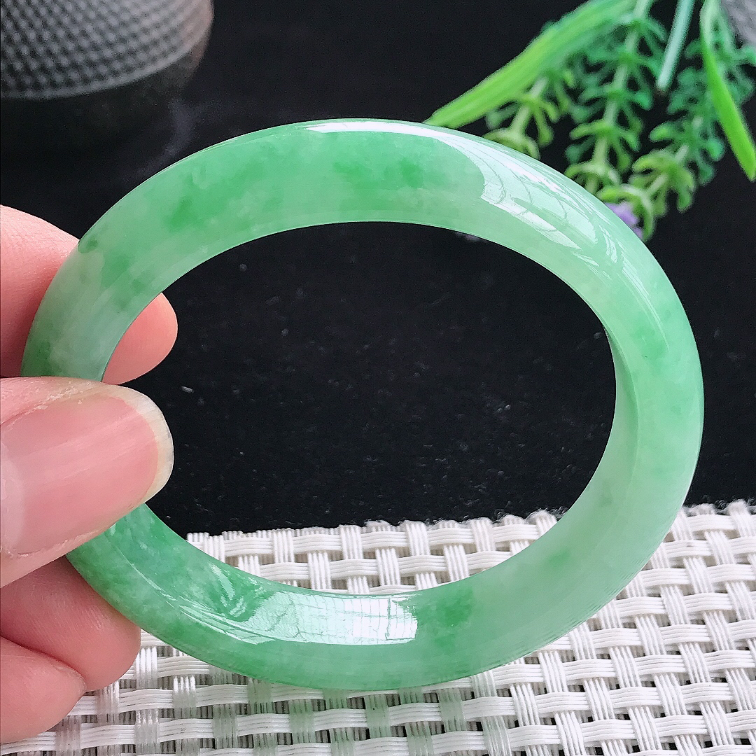 实拍A货翡翠53.5/48.8/12/8.1老坑精美满绿贵妃手镯宽边玉镯平安镯