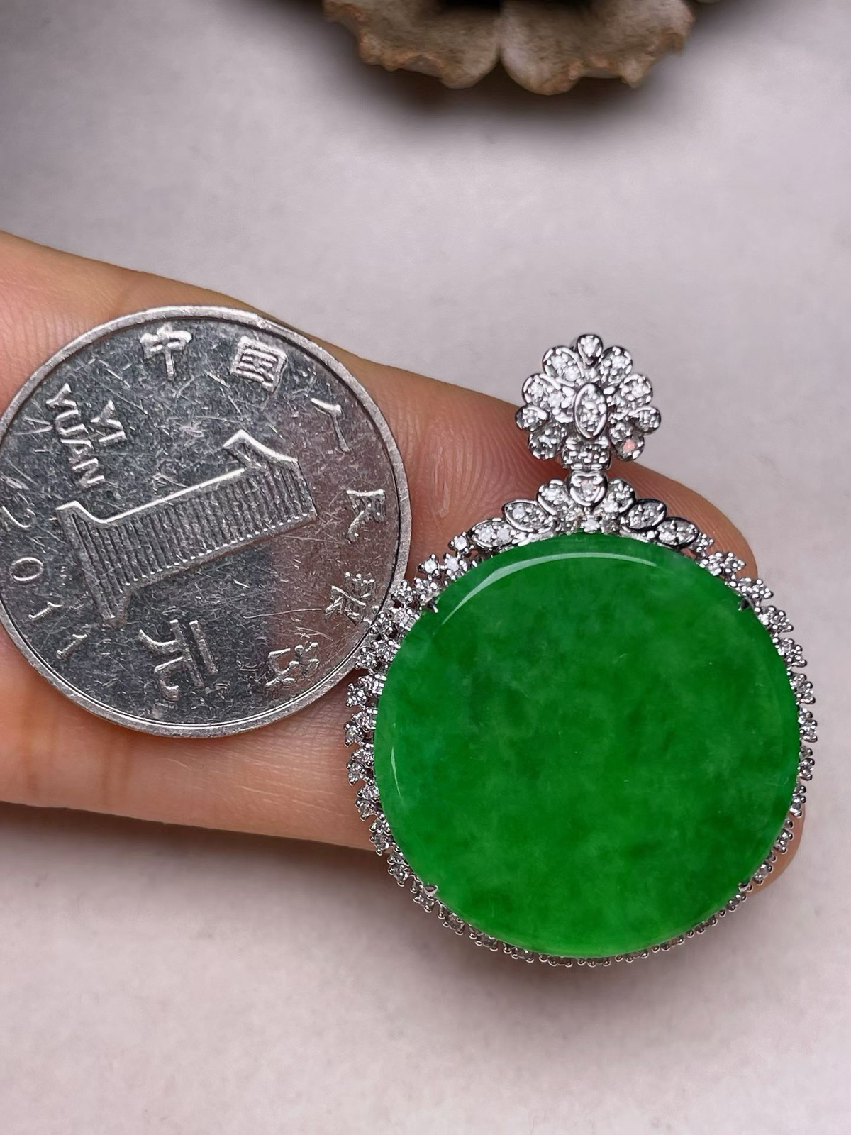 冰糯种辣色平安扣吊坠、真金真钻镶嵌，种水好，玉质细腻 .裸石尺寸 23.0