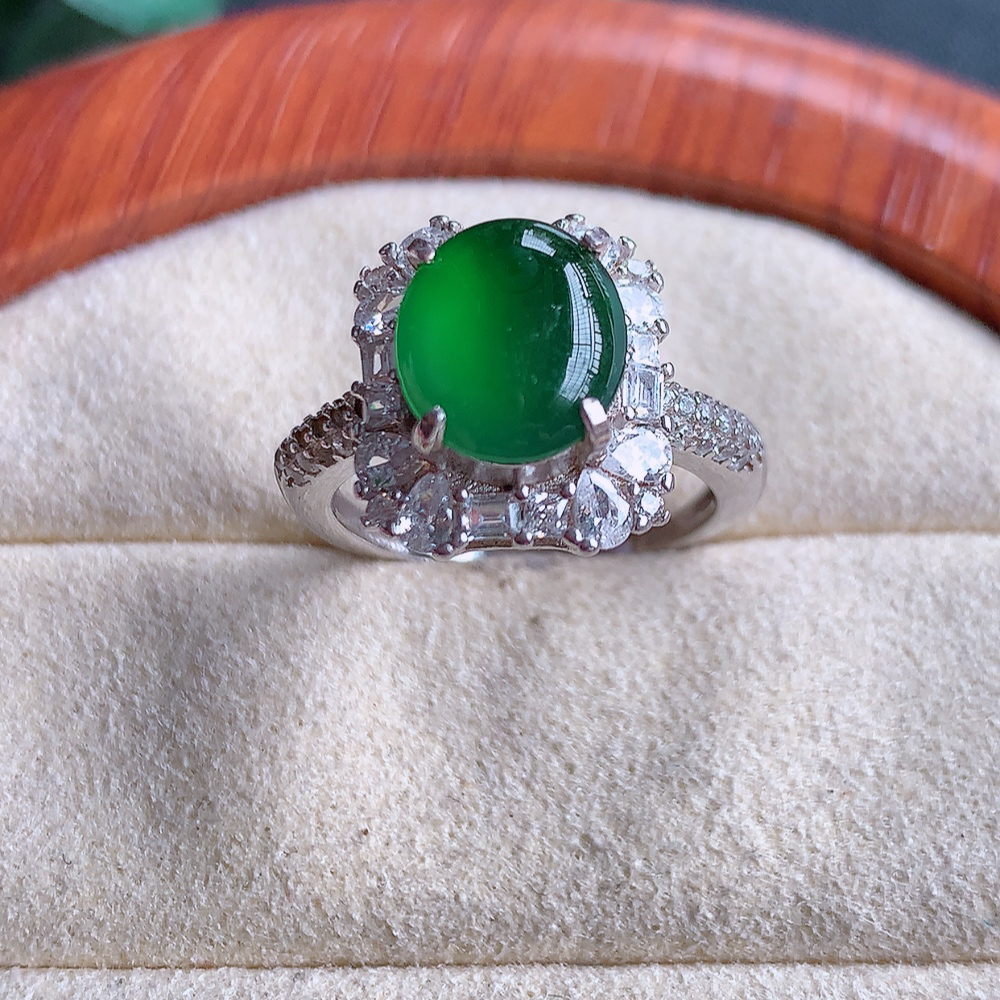 冰满绿精美蛋面翡翠戒指  玉质细腻  冰清玉润  飘花灵动  颜色漂亮  W502-422内径尺寸：