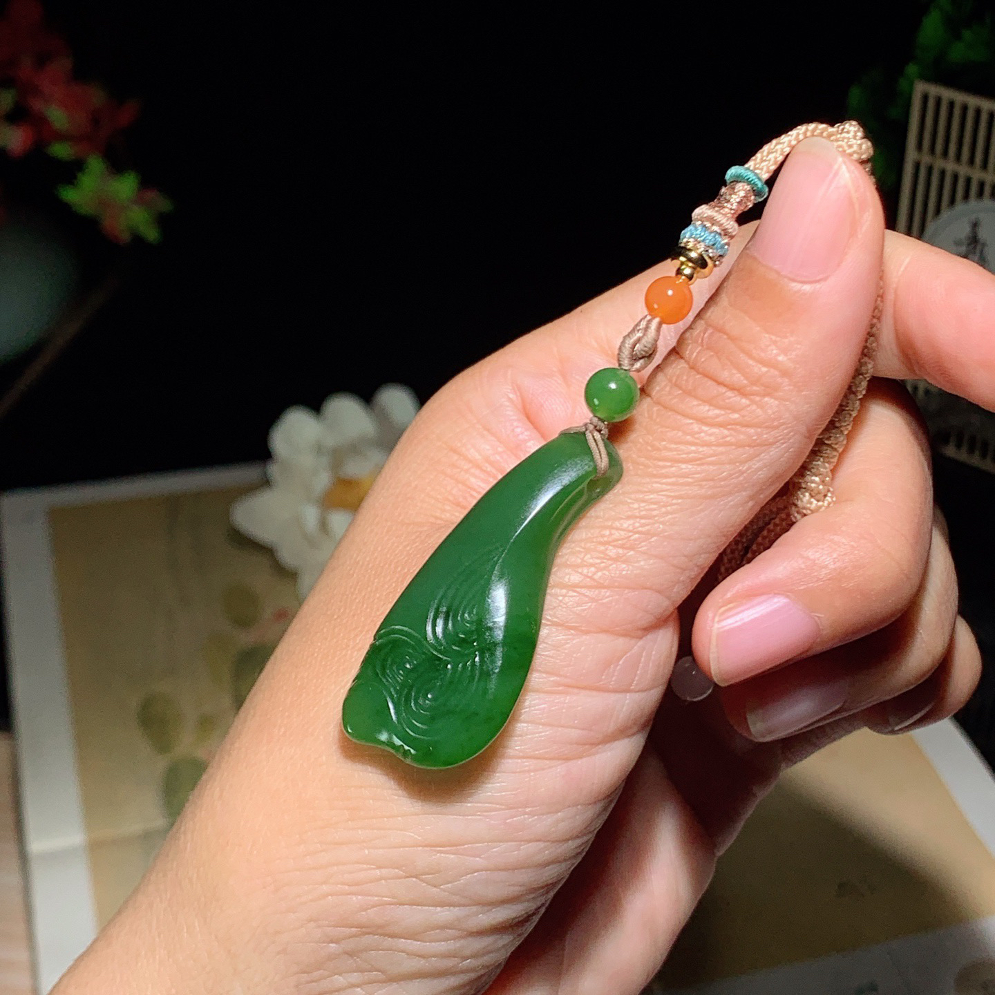 和田玉阳绿俄罗斯碧玉随形挂件 尺寸43/19/7重11.5克，玉质细腻油润 底色纯净 脂粉好，品质好