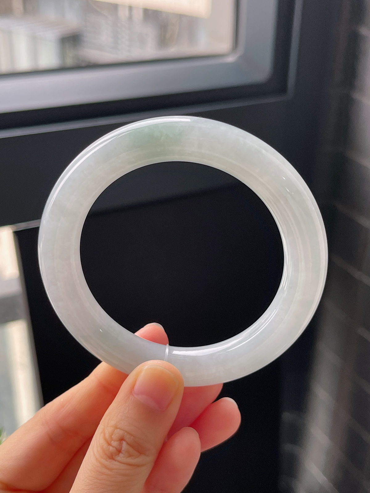 圆镯54.5圈口，翡翠糯化种淡绿色手镯