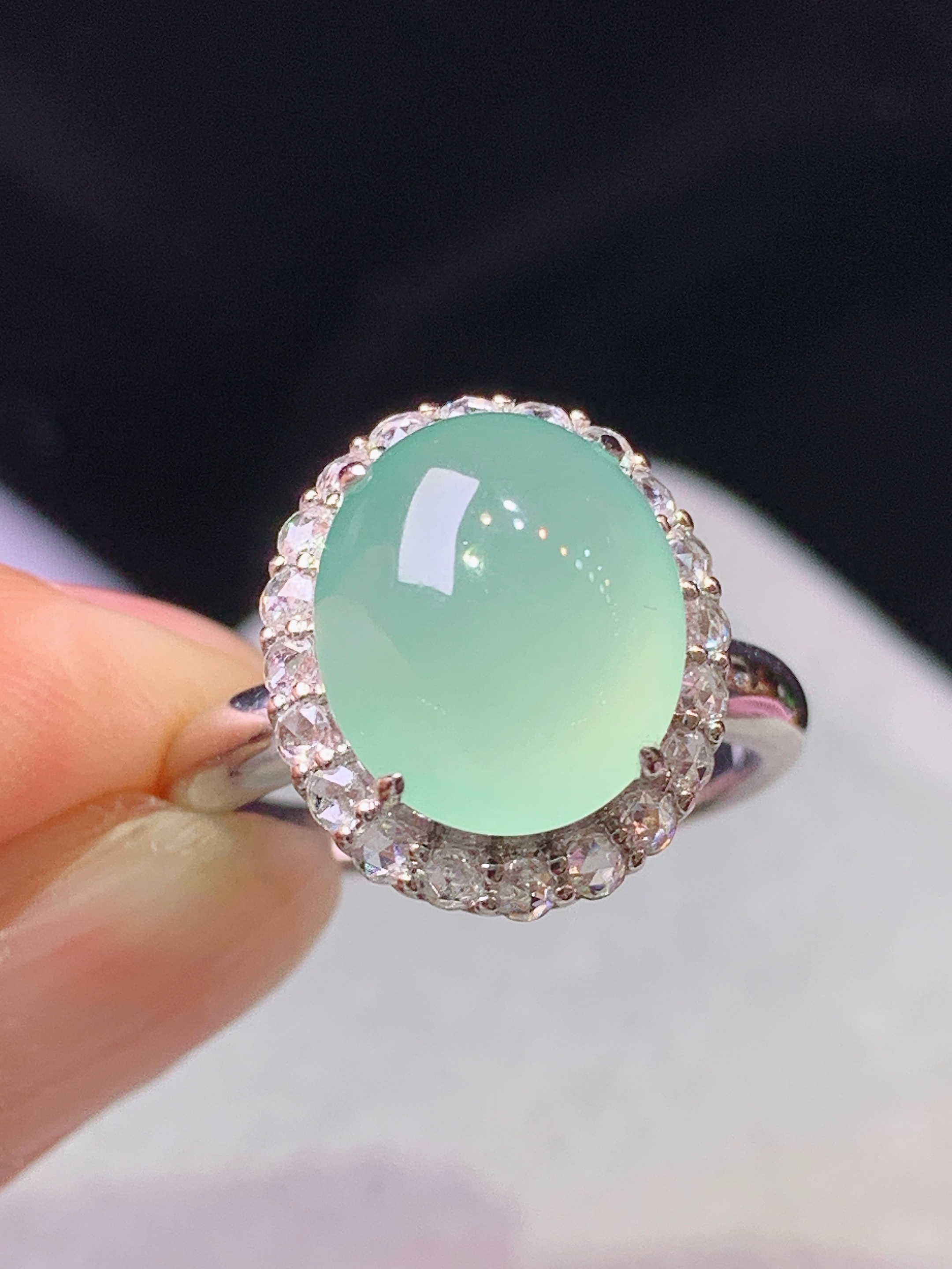 18k金钻镶嵌冰浅绿蛋面戒指 玉质细腻 色泽艳丽清新 水润亮眼 圈口14 整体尺寸15.2*13.2