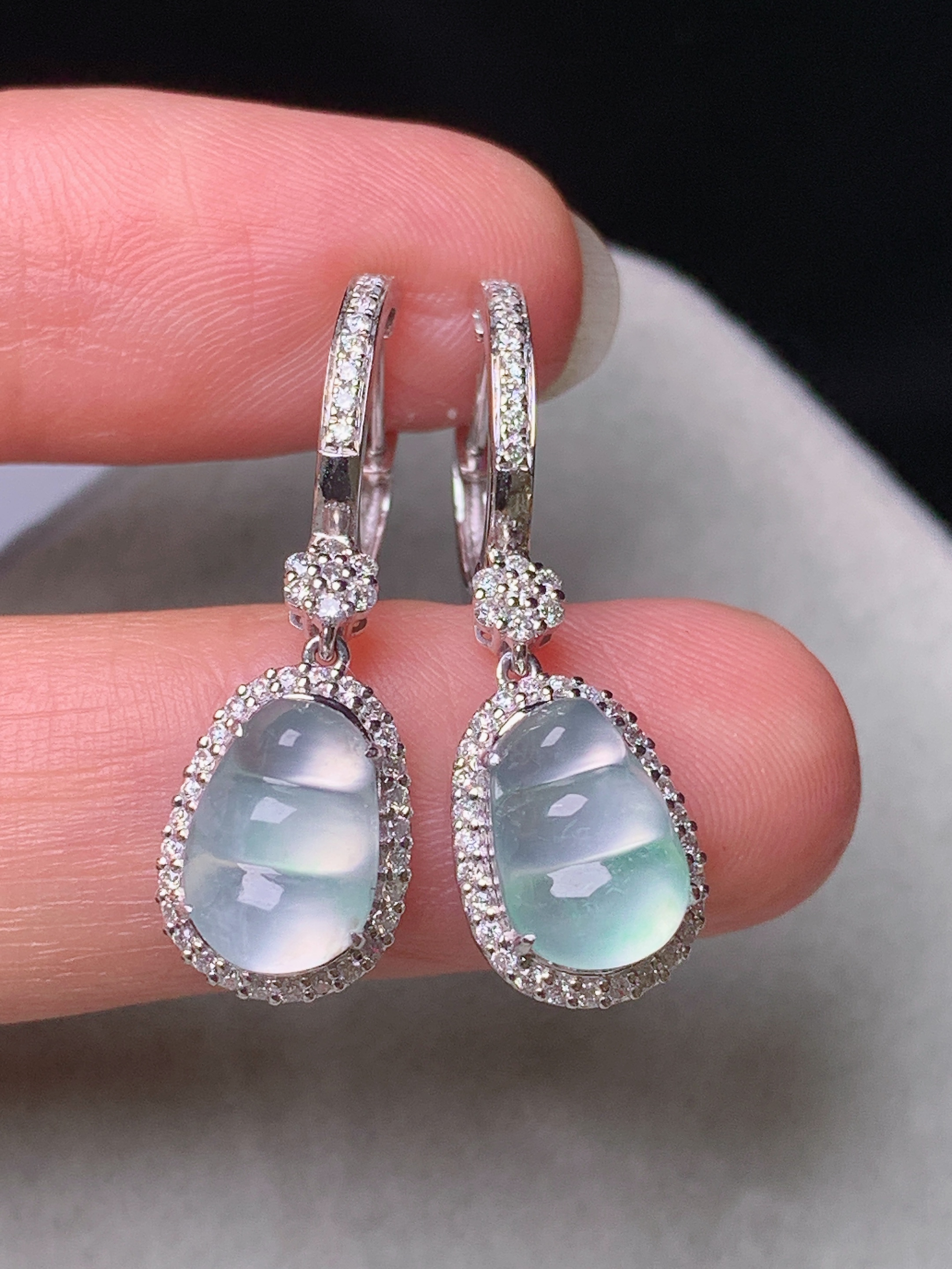 18k金钻镶嵌冰种四季豆耳坠 玉质细腻 色泽艳丽清新 水润亮眼 整体尺寸28.2*8.8*6L6