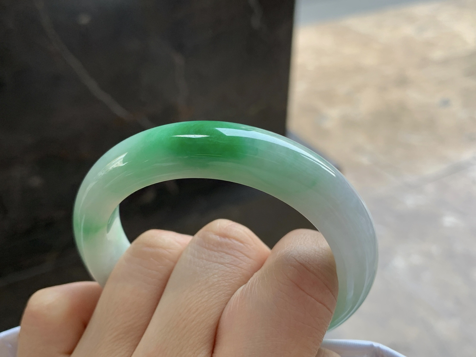 53-12.4-9

带色手镯^_^鲜艳 玉质温润