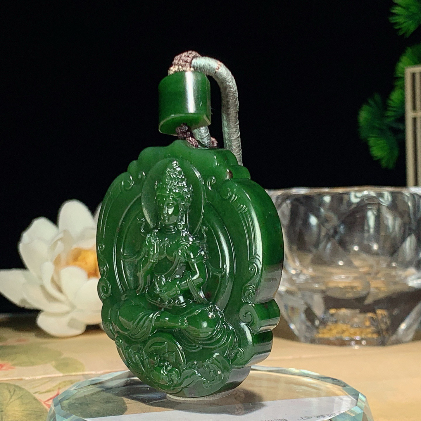 和田玉菠菜绿俄罗斯碧玉座莲挂件 尺寸52/46/10重58克，玉质细腻油润 底色纯净 脂粉好，品质好