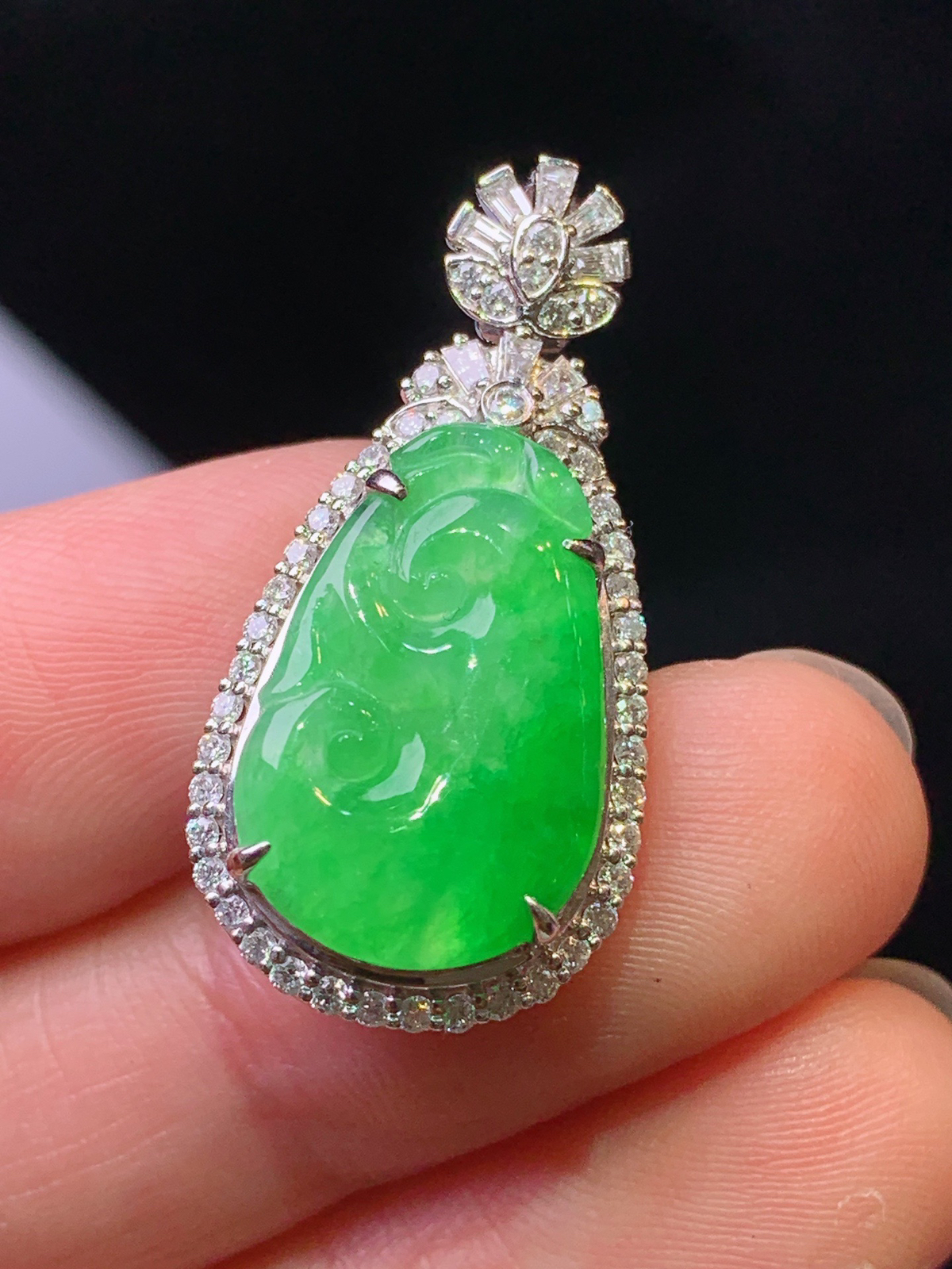 18k金钻镶嵌翠绿如意吊坠 玉质细腻 色泽清新艳丽 整体尺寸30*14.5*8