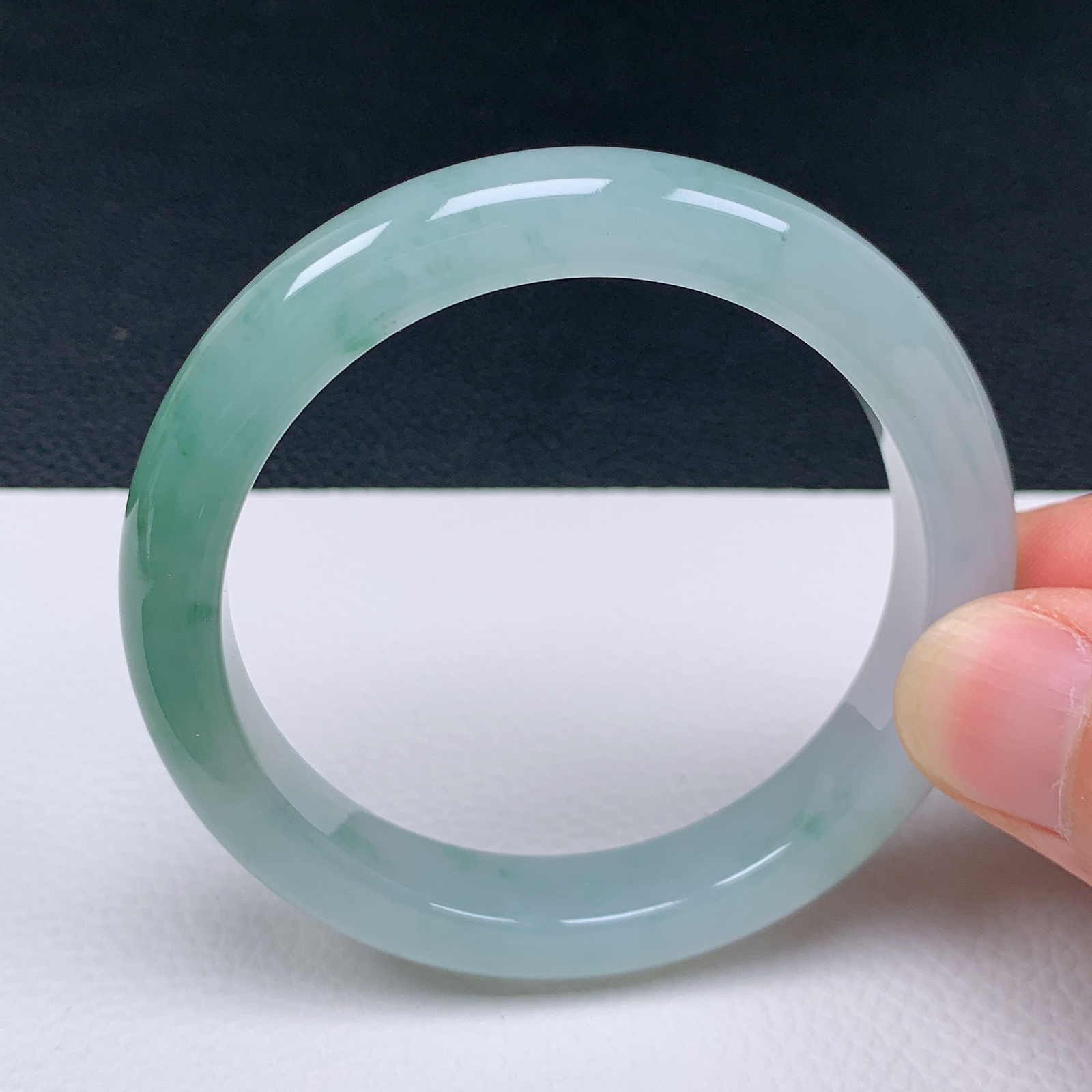 天然翡翠圈口55-56老坑飘绿手镯 玉质细腻 种水好 尺寸：55.2-10.5-8mm  M55