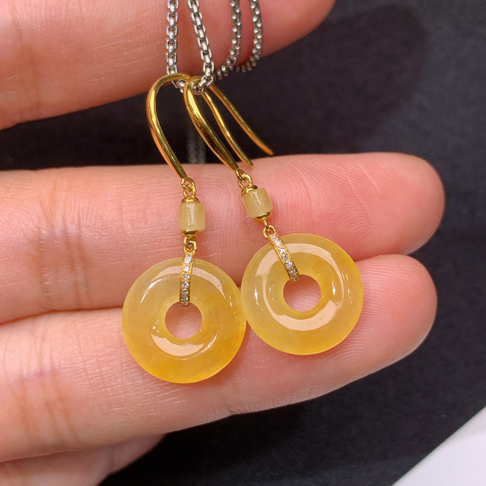 冰黄翡甜甜圈耳坠，18k金镶嵌，款式新颖，冰润鲜艳，种水足，My 尺寸12.5*2.6