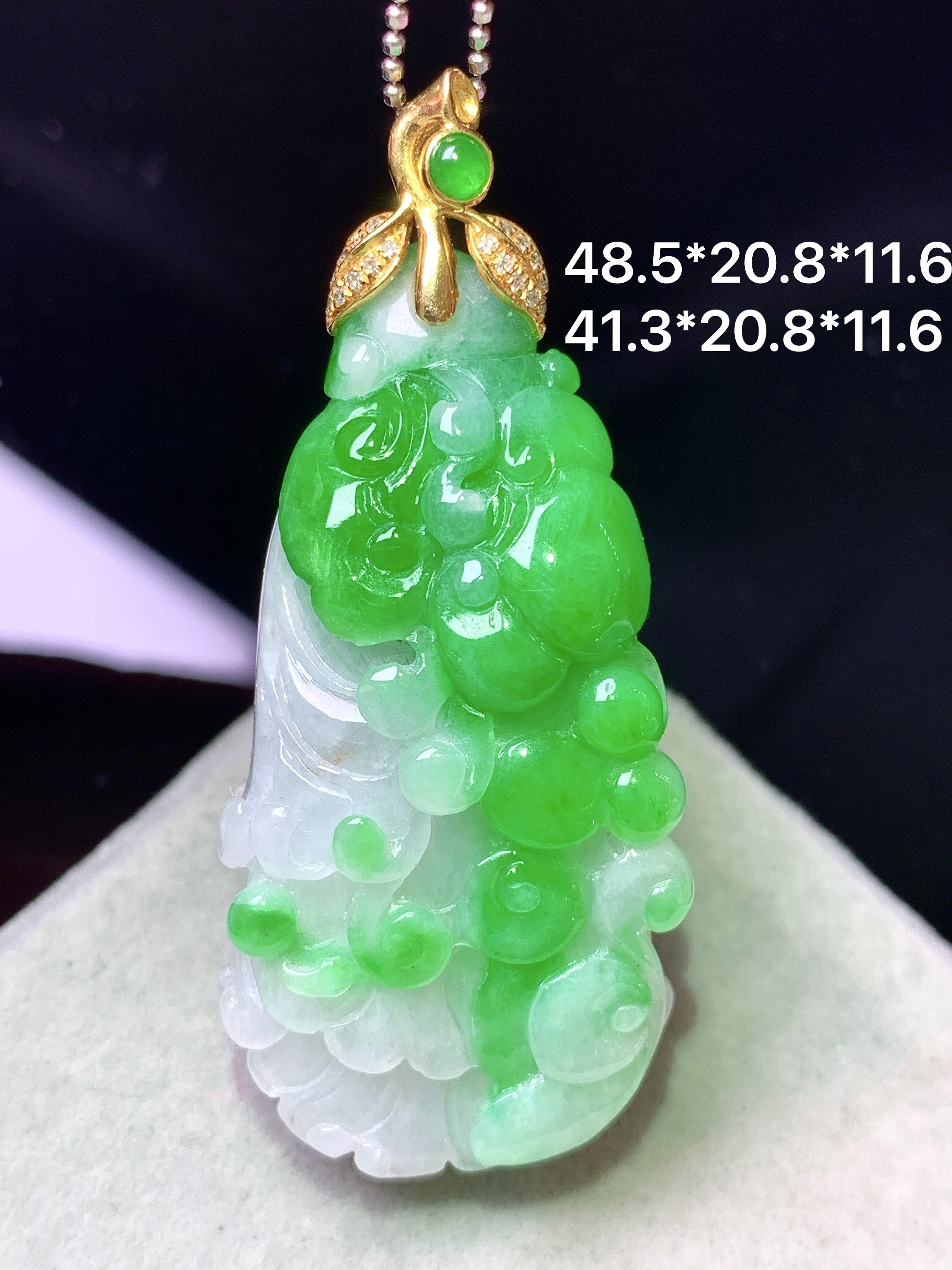 18k金钻镶嵌飘阳绿白菜吊坠 玉质细腻 色泽艳丽清新 水润亮眼 整体尺寸48.5*20.8*11.6b.1