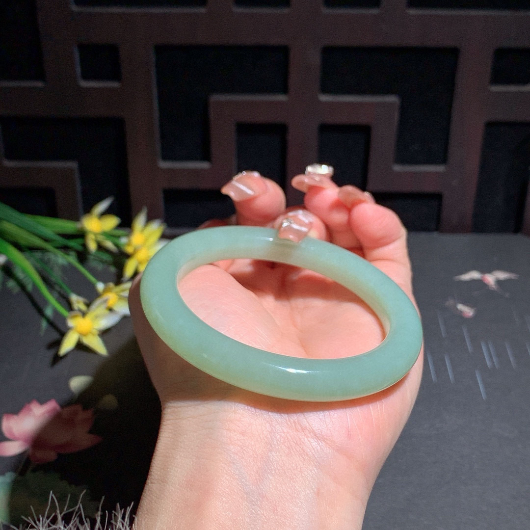 和田玉57圈口且末蓝手镯！玉质细腻油润 底色纯净 无裂无杂 脂粉好，品质高。