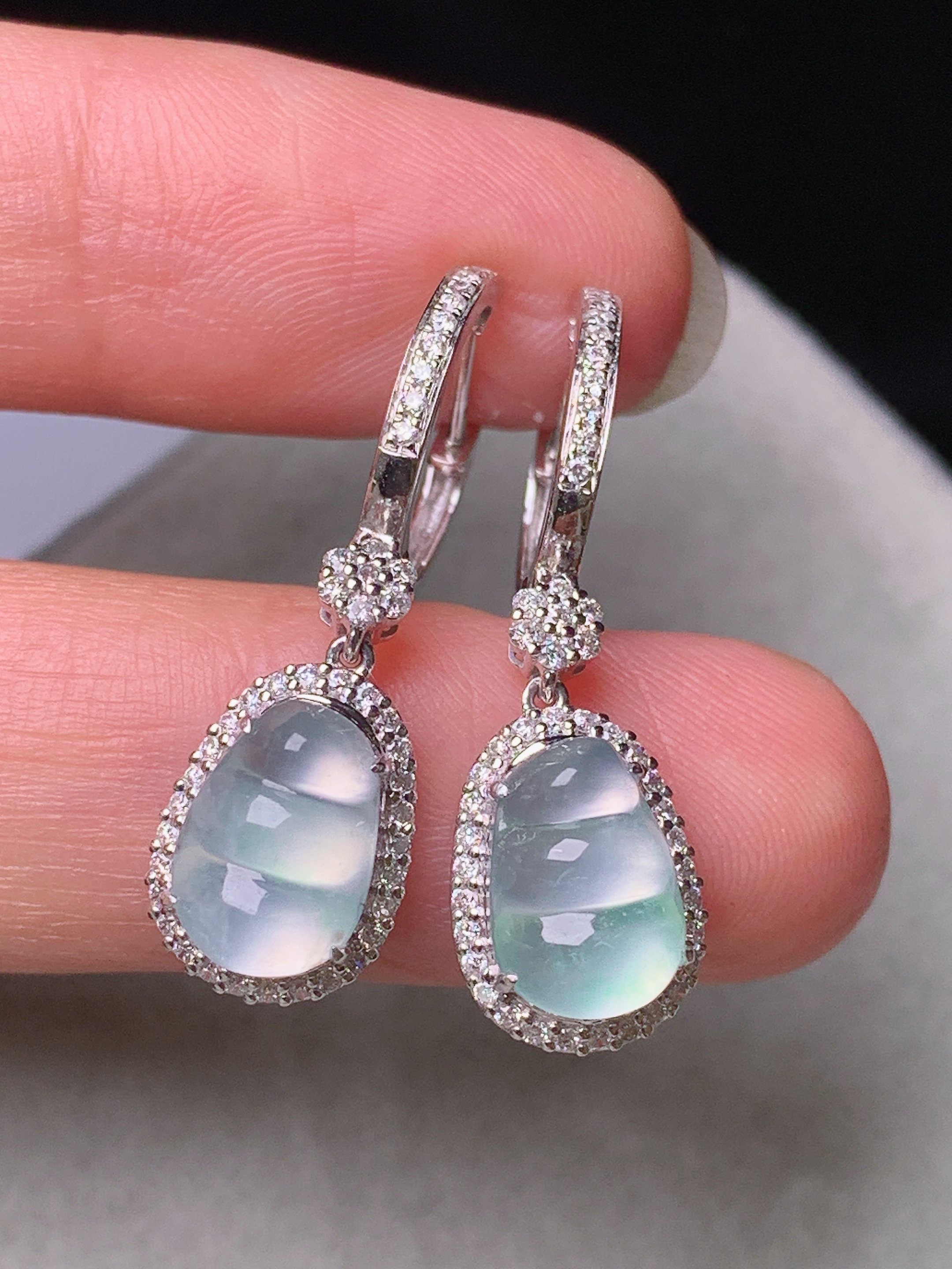 18k金钻镶嵌冰种四季豆耳坠 玉质细腻 色泽艳丽清新 水润亮眼 整体尺寸28.2*8.8*6L6