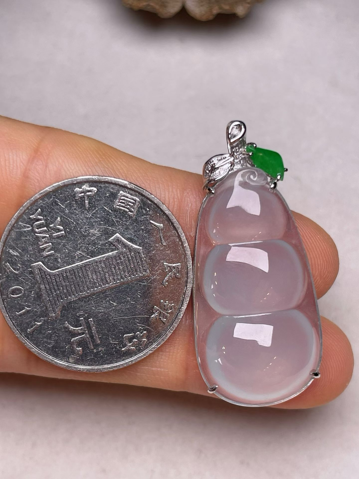 冰种福豆吊坠、真金真钻镶嵌，种水好，玉质细腻 .裸石尺寸 30.5*16.3