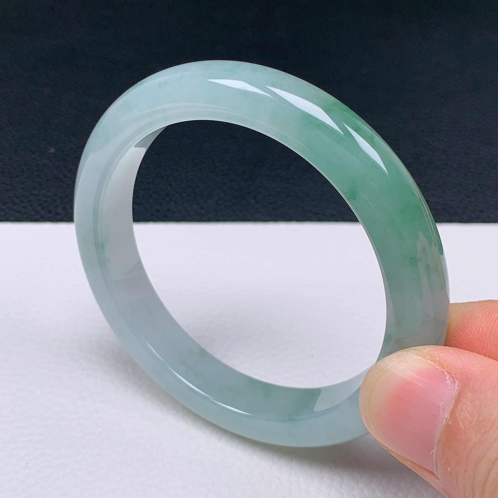 天然翡翠圈口55-56老坑飘绿手镯 玉质细腻 种水好 尺寸：55.2-10.5-8mm  M55