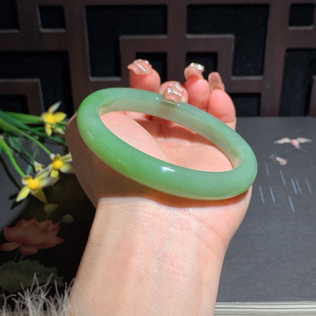 和田玉62.3圈翠青手镯！玉质细腻油润 底色纯净 无裂无棉 脂粉好，品质高