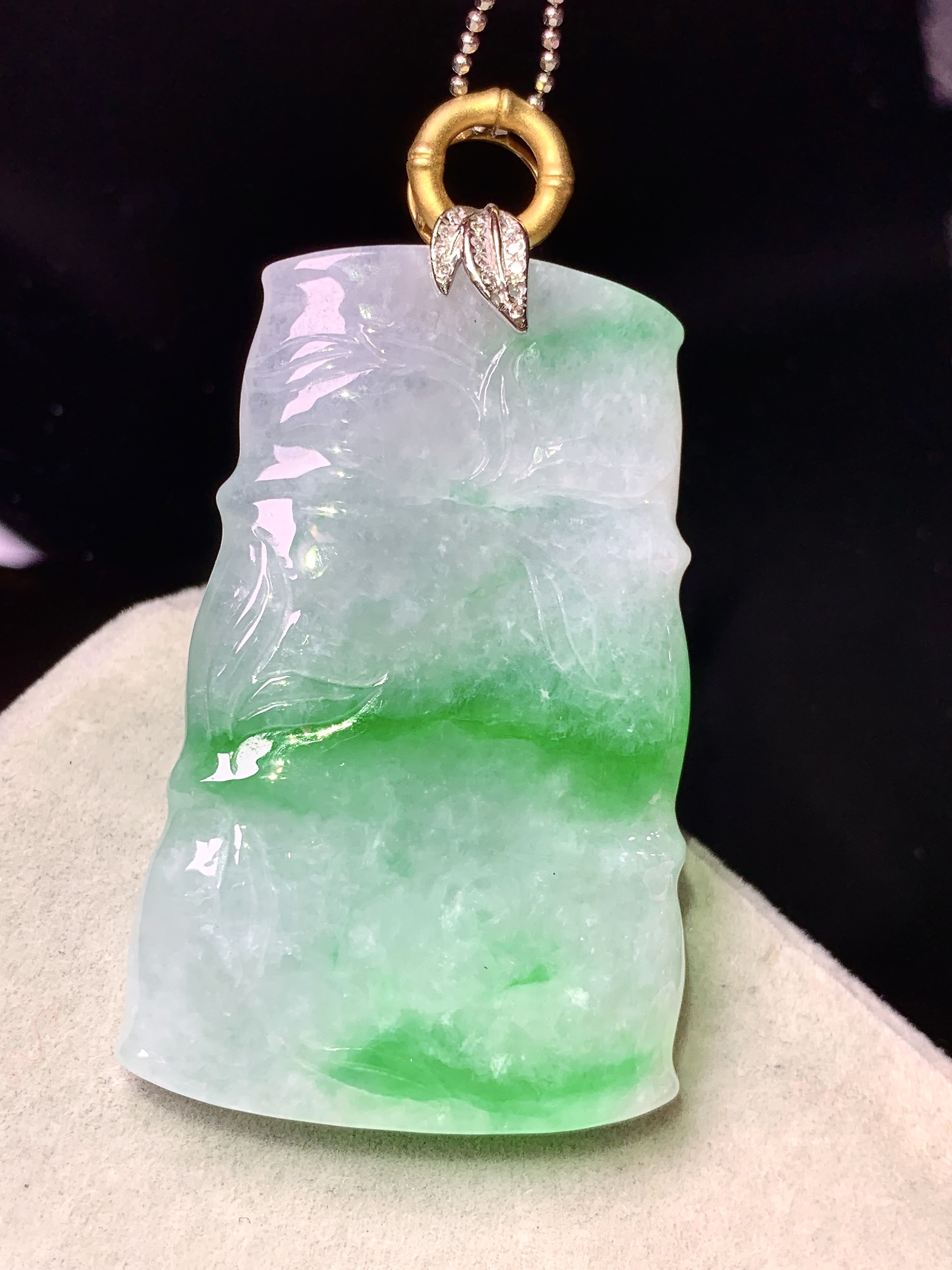 18k金钻镶嵌飘阳绿竹节吊坠 玉质细腻 色泽艳丽清新 水润亮眼 整体尺寸50.5*27.2*5.6b1