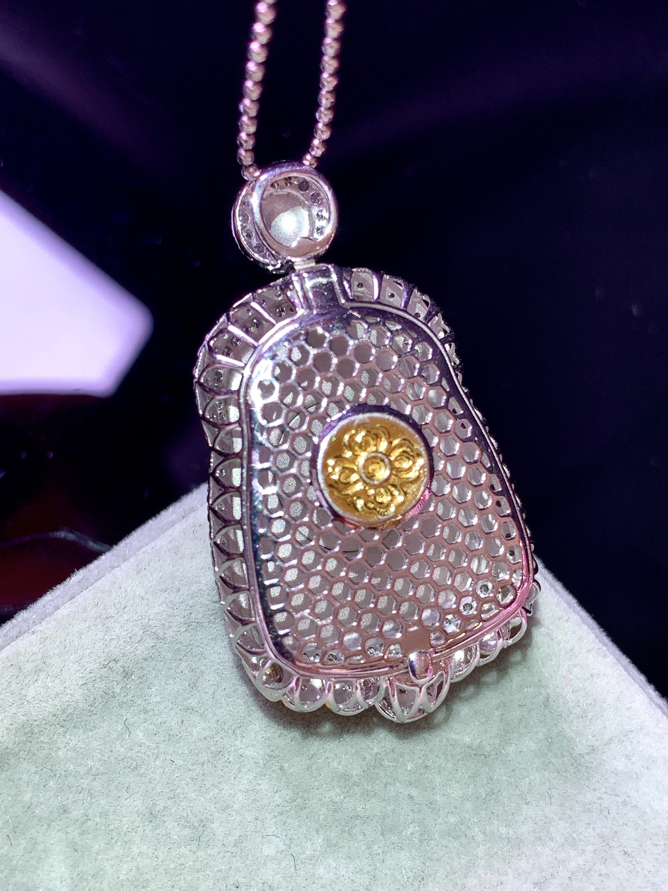 18k金钻镶嵌冰飘绿财神吊坠 玉质细腻 色泽艳丽清新 水润亮眼 整体尺寸34.2*19.3*12g2