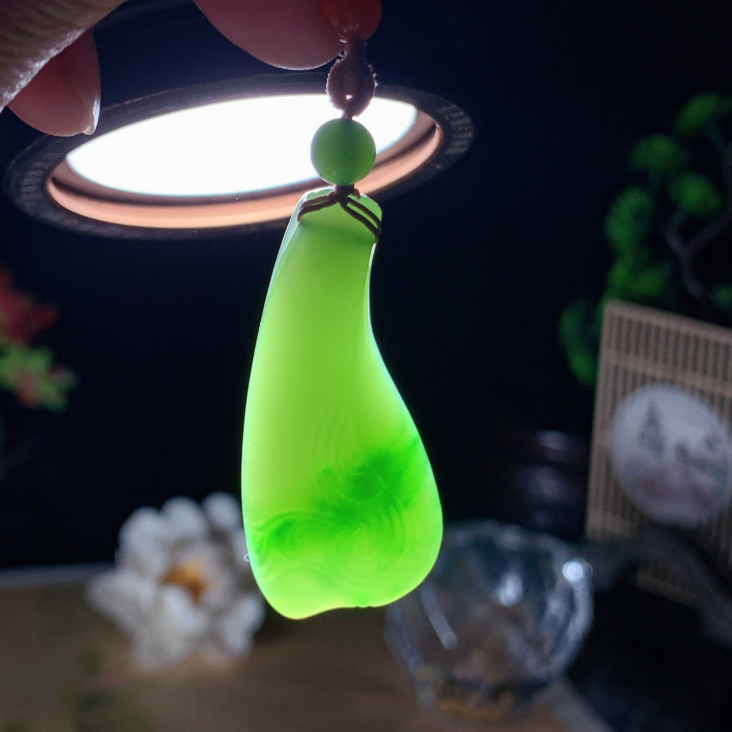 和田玉阳绿俄罗斯碧玉随形挂件 尺寸43/19/7重11.5克，玉质细腻油润 底色纯净 脂粉好，品质好！lt260420