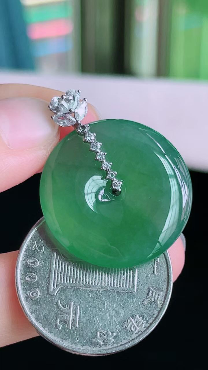 【翡翠名称】老坑种冰绿平安扣吊坠
【翡翠尺寸】裸石24.2/4.3mm
【翡翠描述】宝贝种老水足，玉质细腻，色泽靓丽，性价比高，佩戴效果好！
【其它赠送】权威证书/精美挂绳盒子/支持全国复检