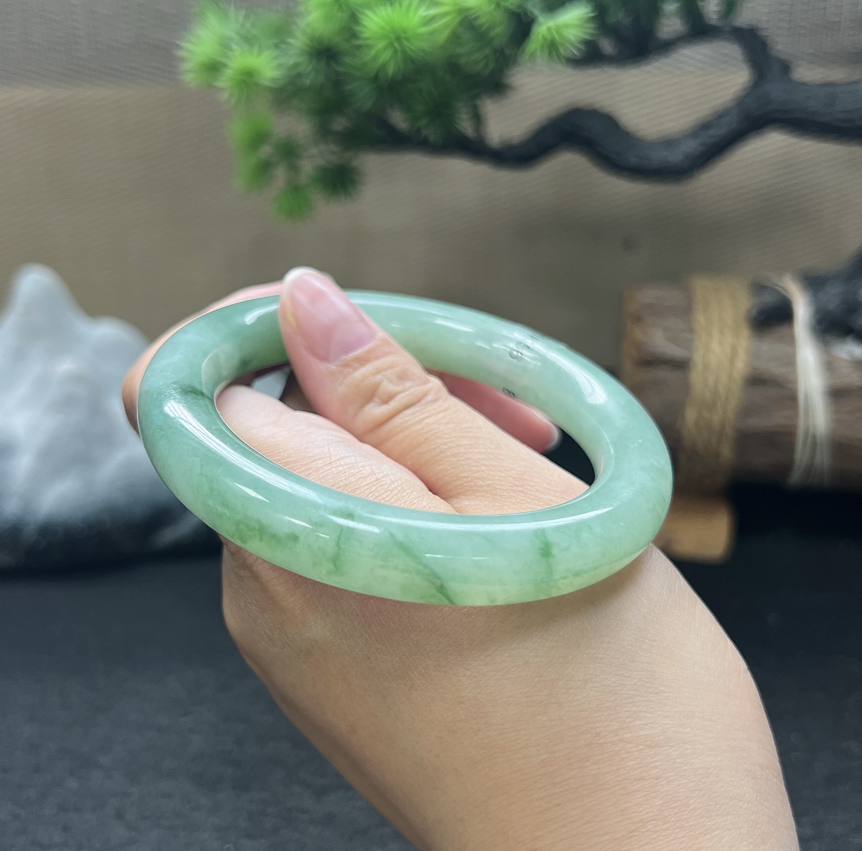 56.5圈口圆条飘花手镯