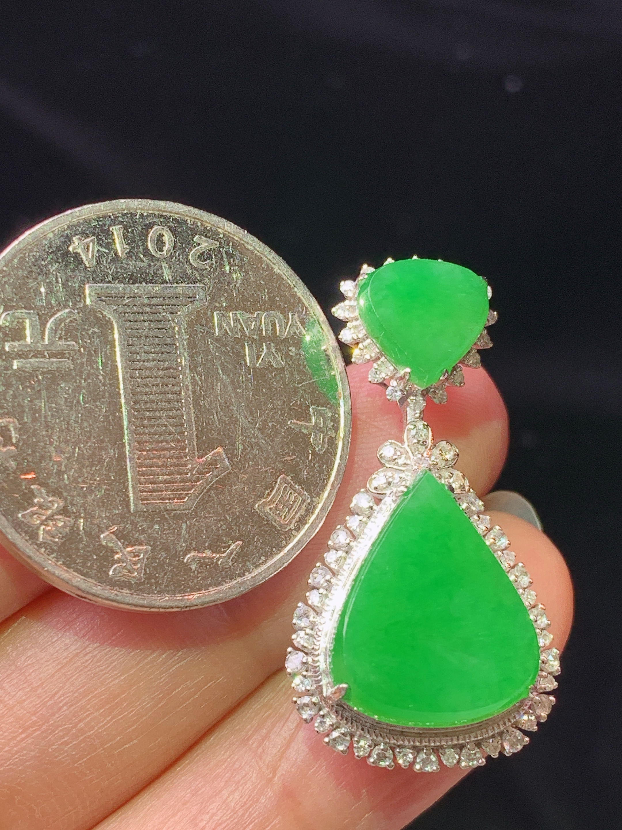 18k金钻镶嵌满绿水滴吊坠 玉质细腻 色泽艳丽清新 水润亮眼 整体尺寸31.3*16.3*9.8k1