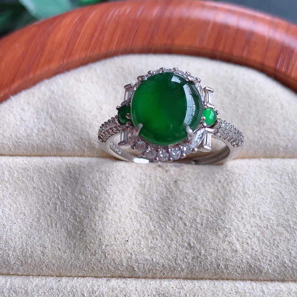 冰满绿精美翡翠蛋面戒指  玉质细腻  冰清玉润  飘花灵动  颜色漂亮 502.422
内径尺寸：12.4-6.7mm  裸石尺寸：9.5-8.6